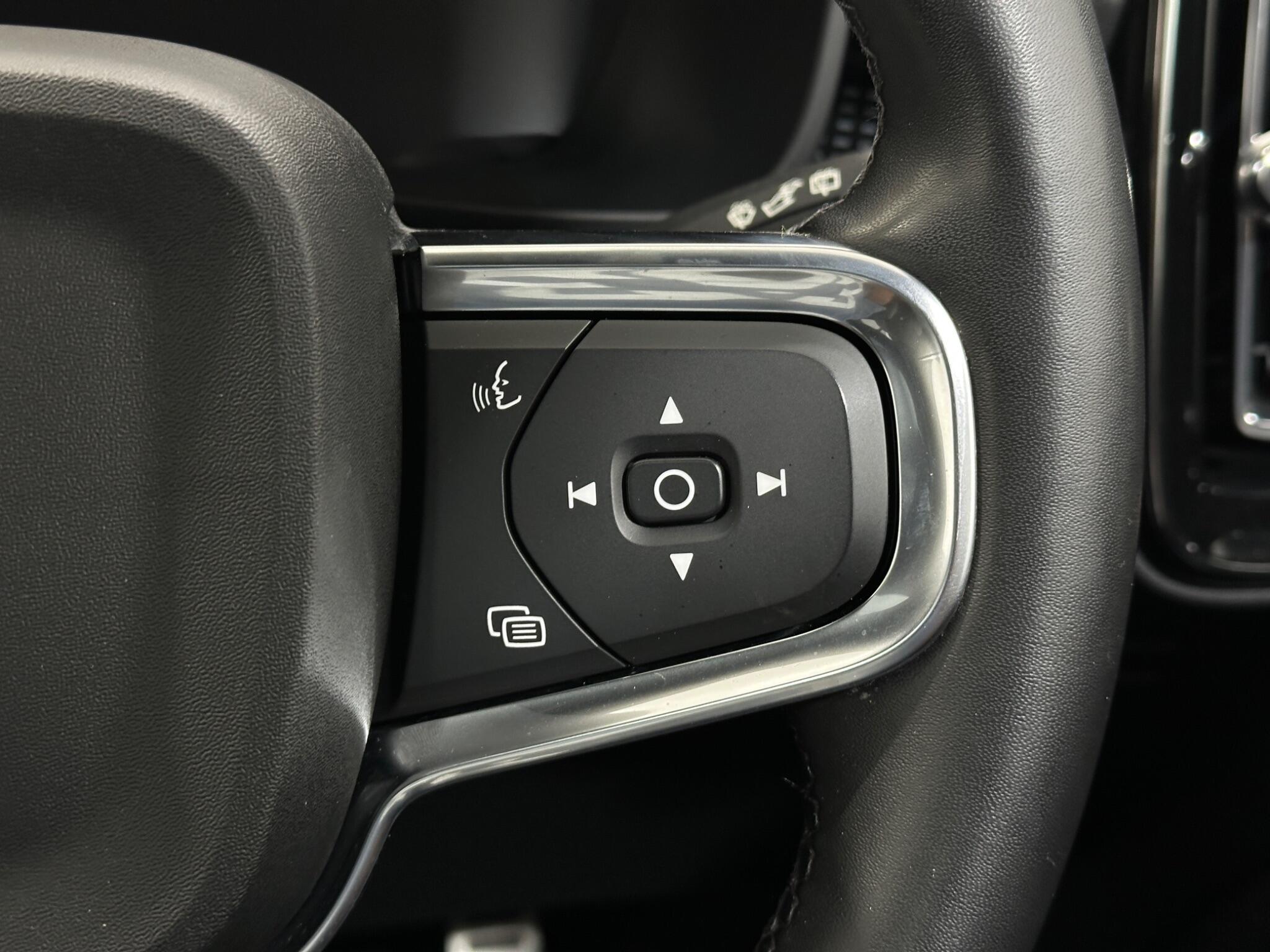 Volvo XC40 view 16