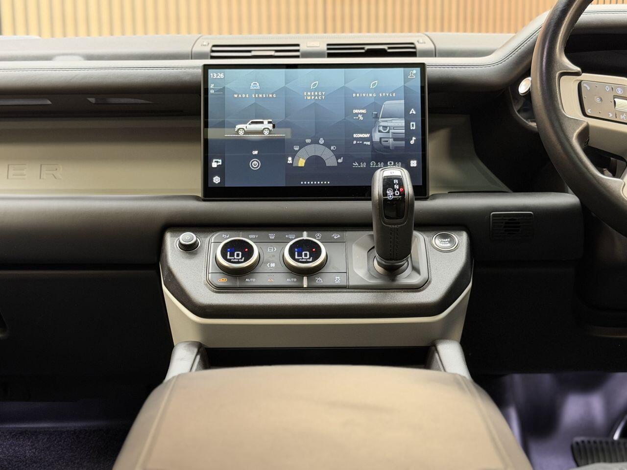 Land Rover Defender 110 view 37