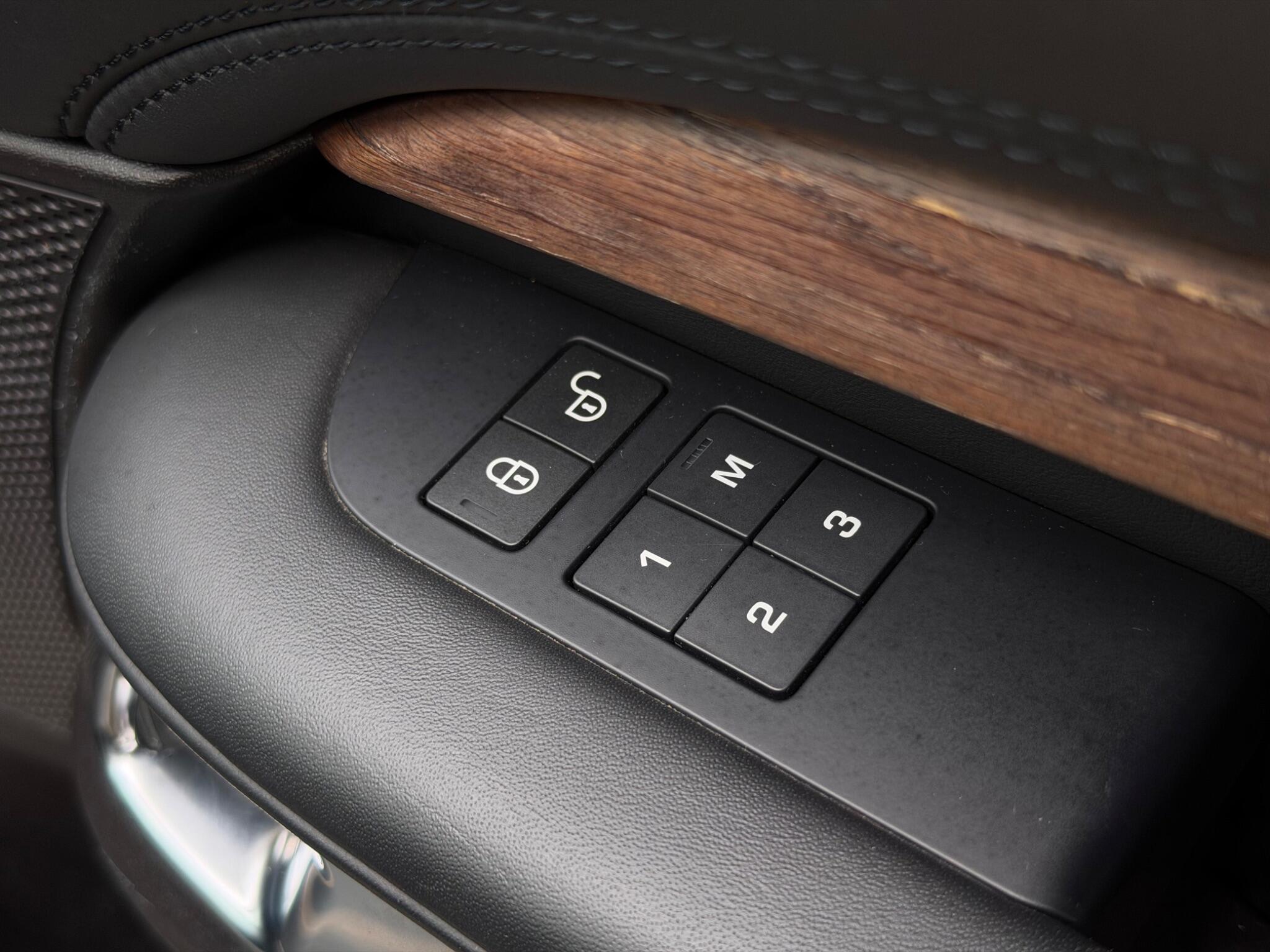 Land Rover Discovery view 25