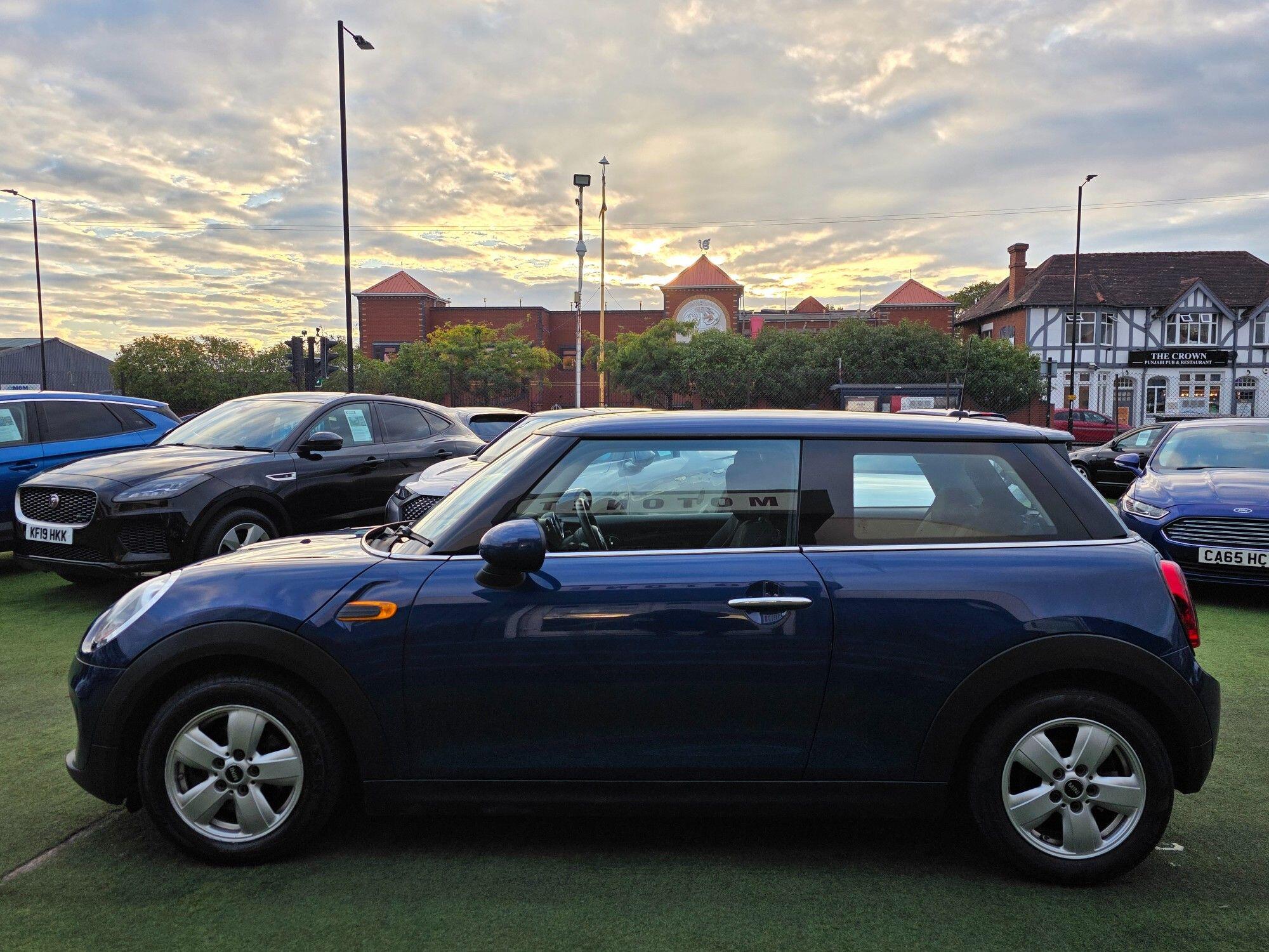 Mini Hatch view 6