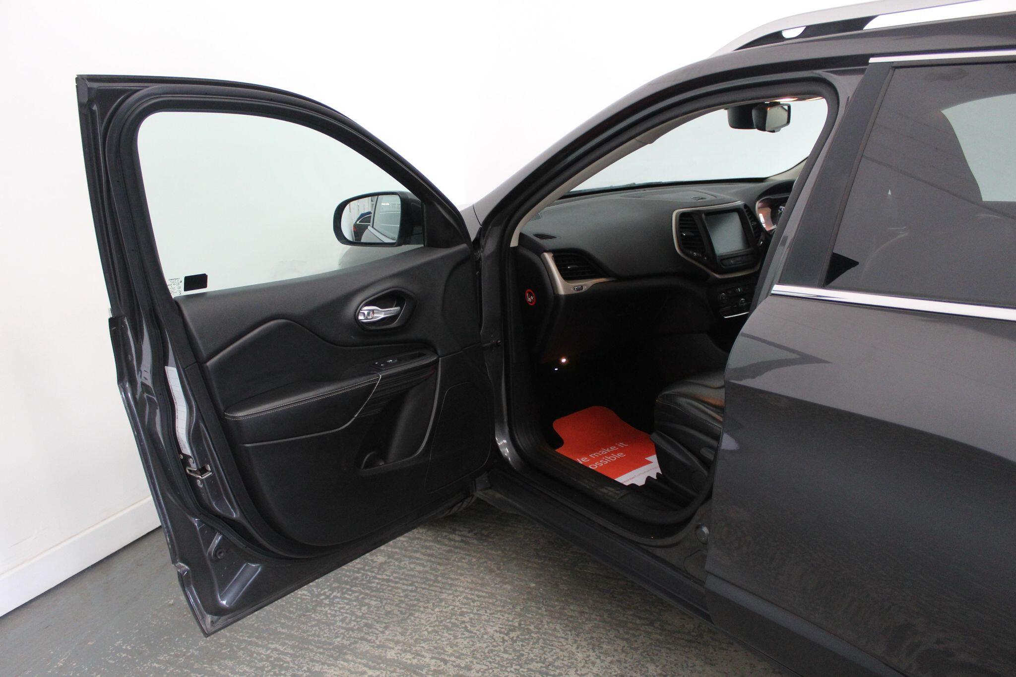 Jeep Cherokee view 27