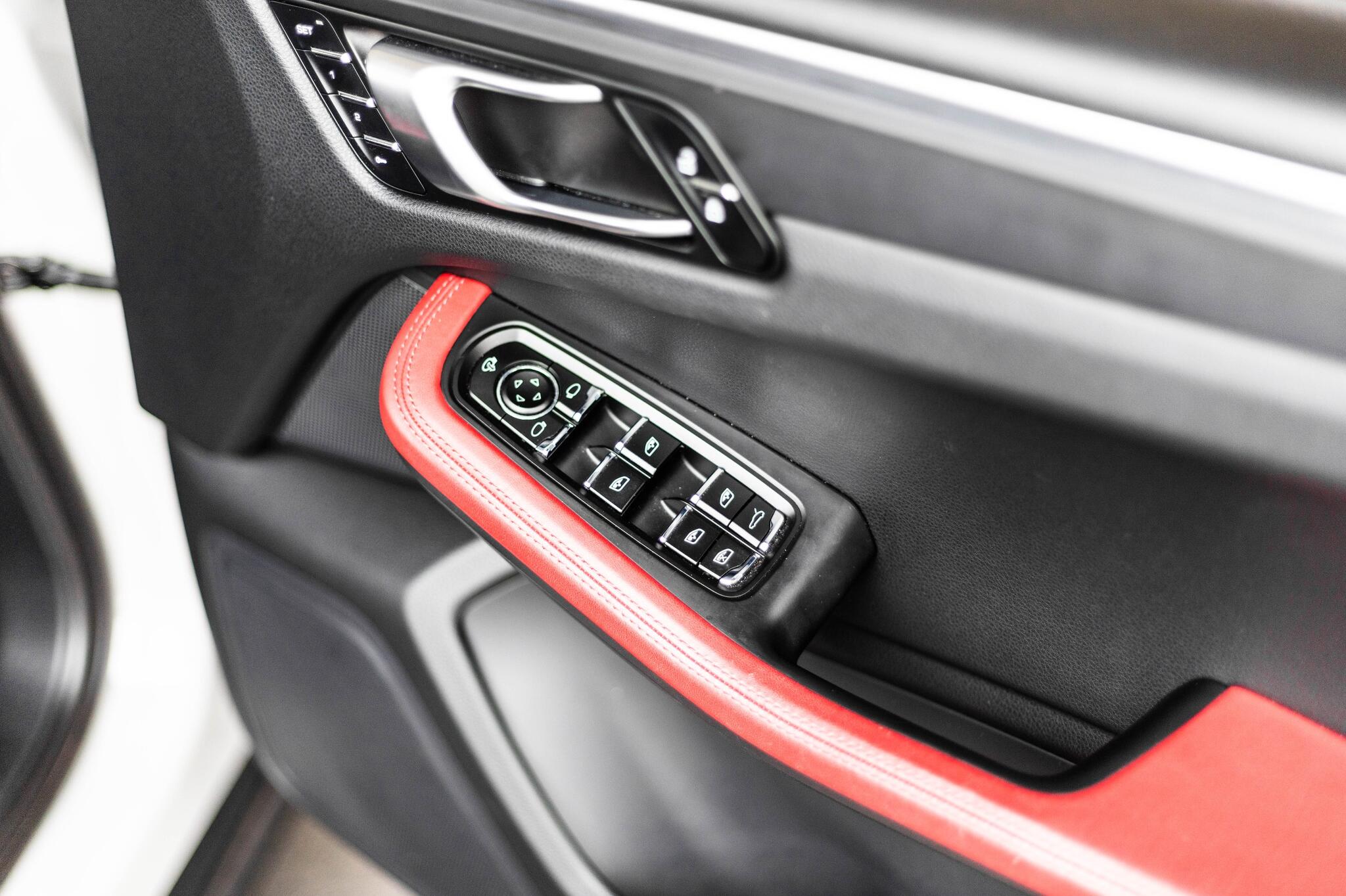 Porsche Macan view 25