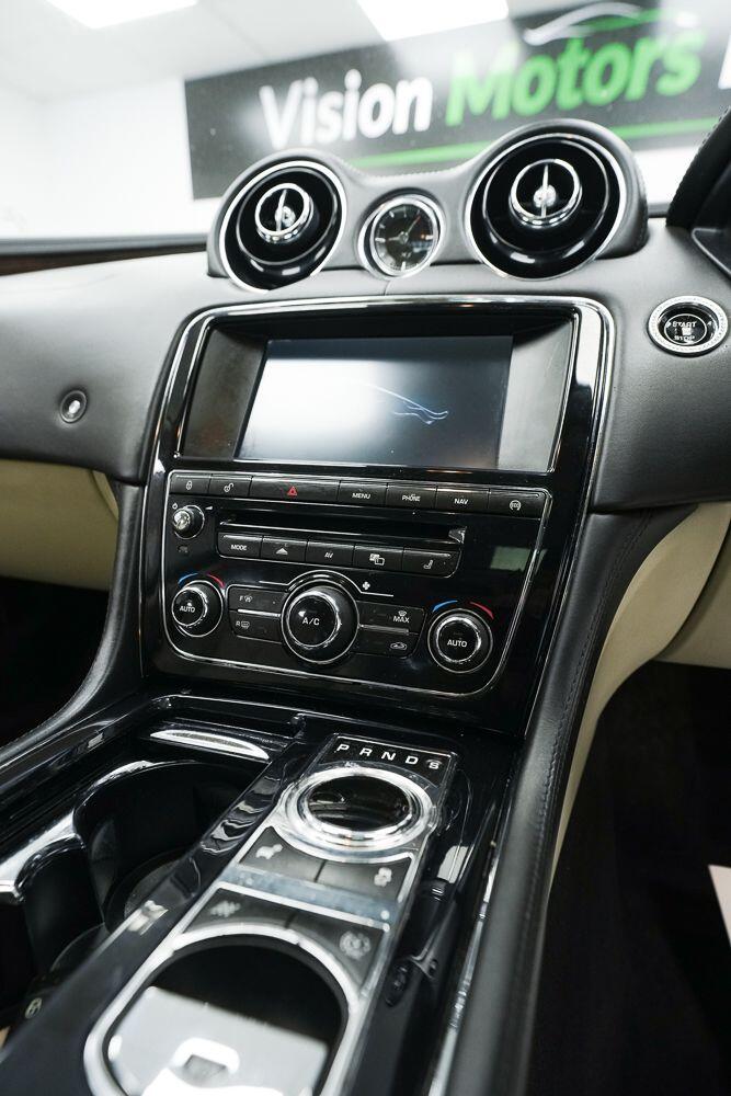 Jaguar XJ view 24