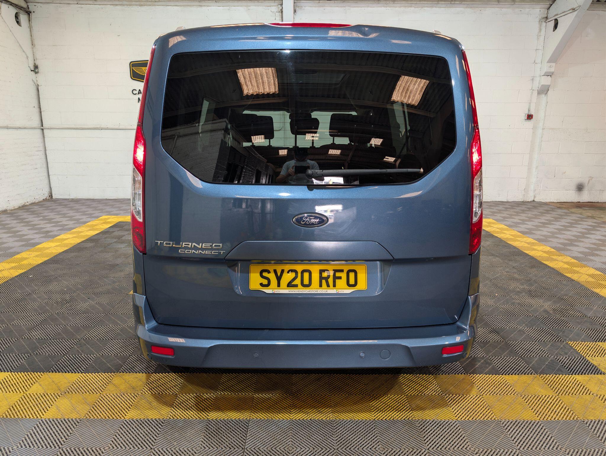 Ford Grand Tourneo Connect view 13