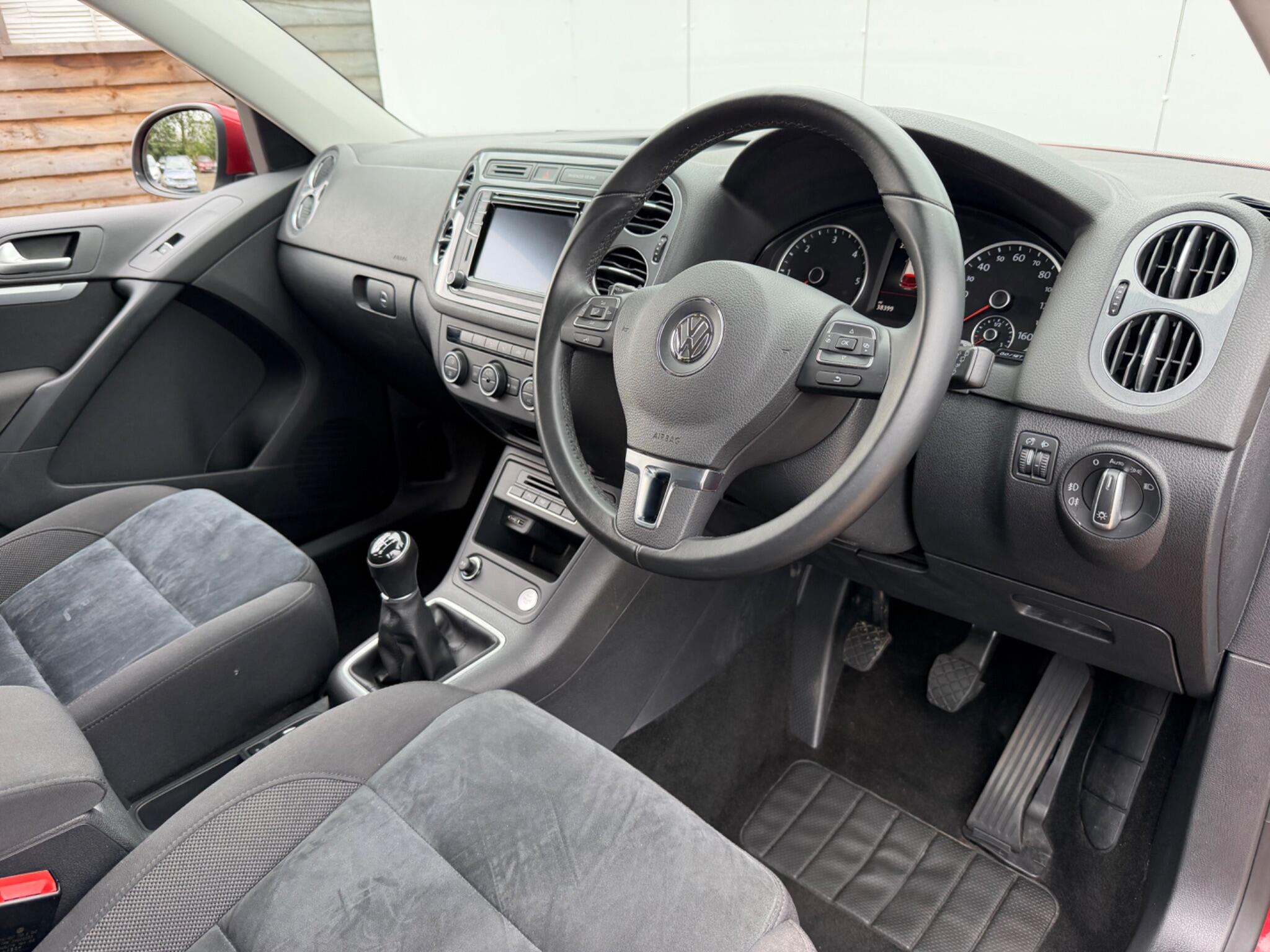 Volkswagen Tiguan view 12