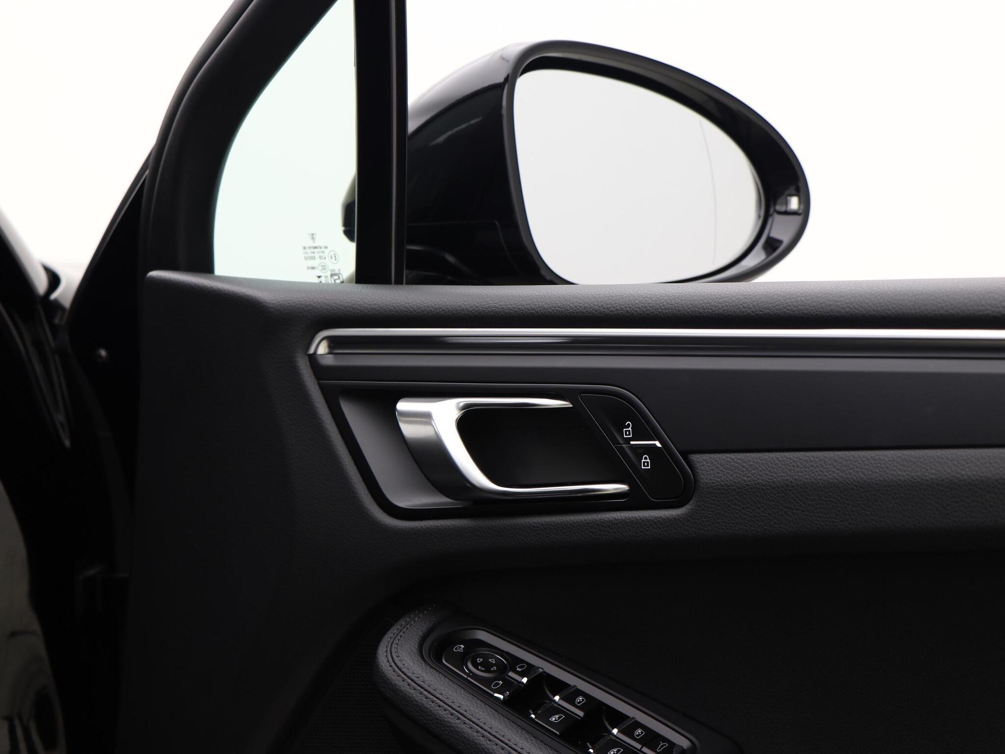Porsche Macan view 40