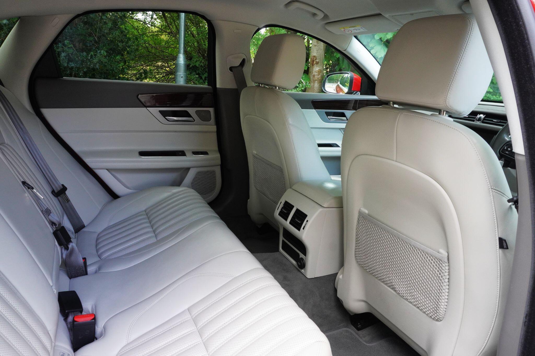 Jaguar XF view 41