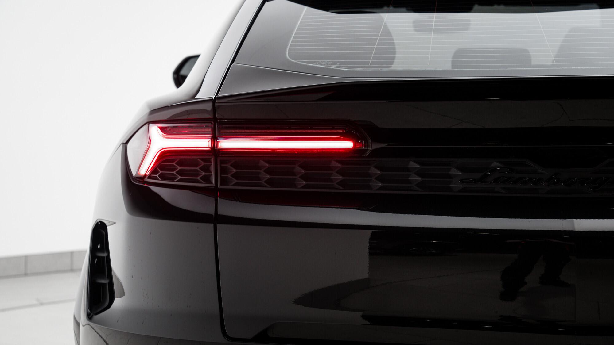 Lamborghini Urus view 16