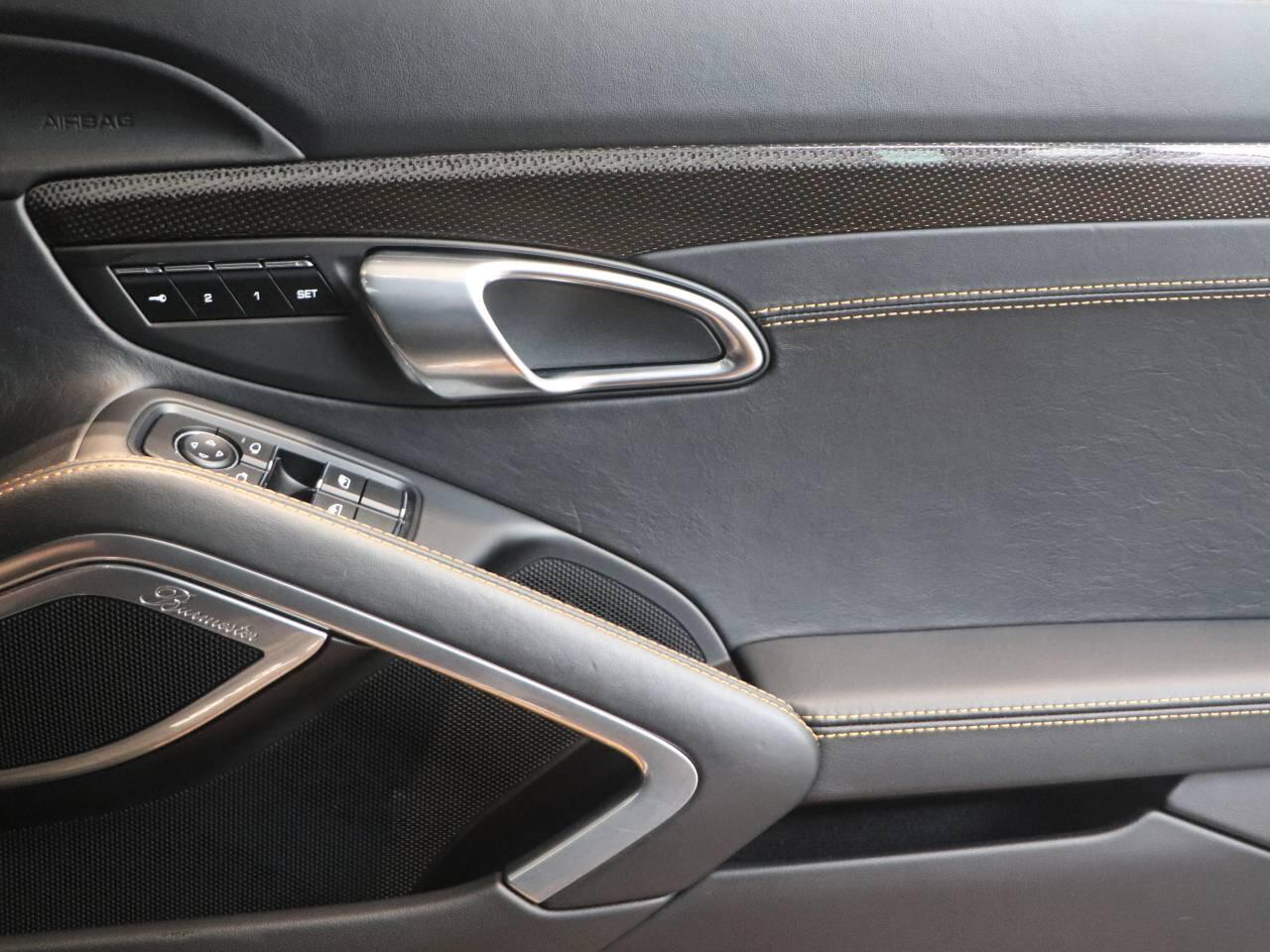 Porsche 911 view 18
