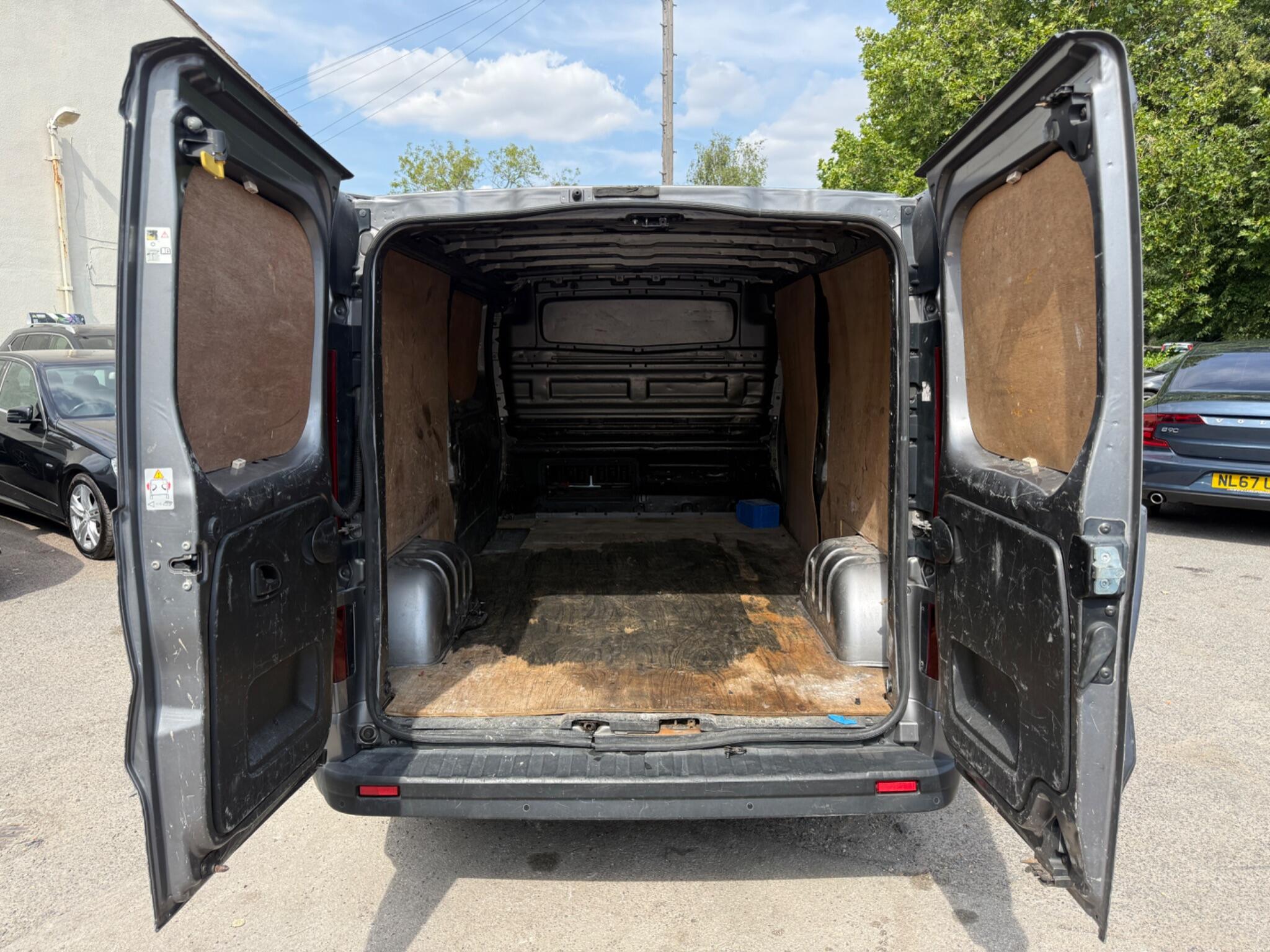 Vauxhall Vivaro - Image 8