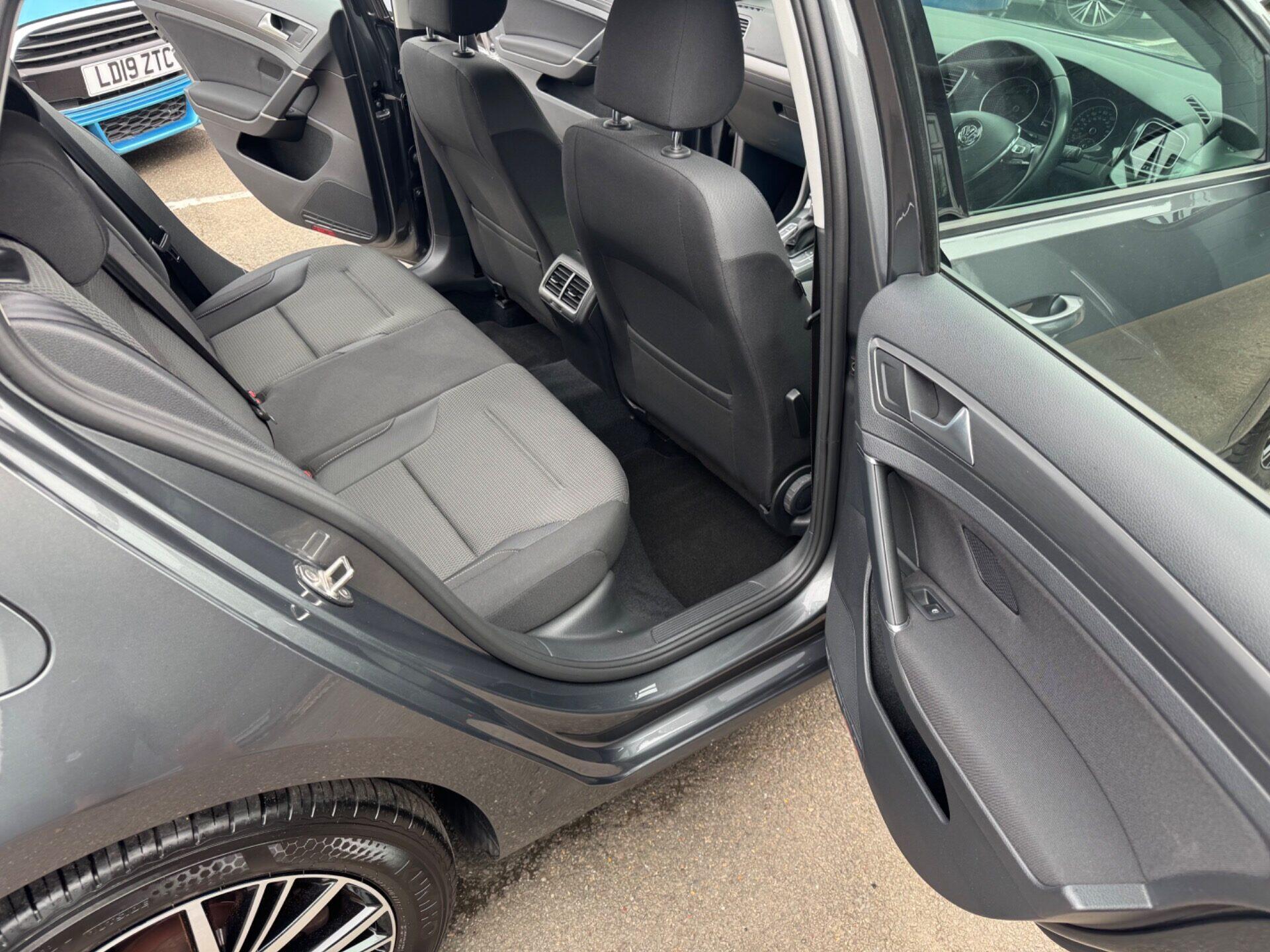 Volkswagen Golf view 34