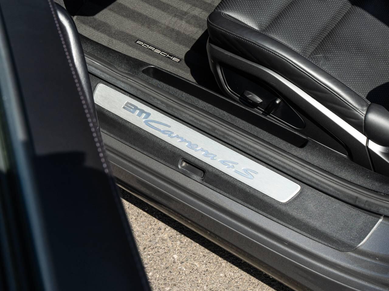 Porsche 911 view 39