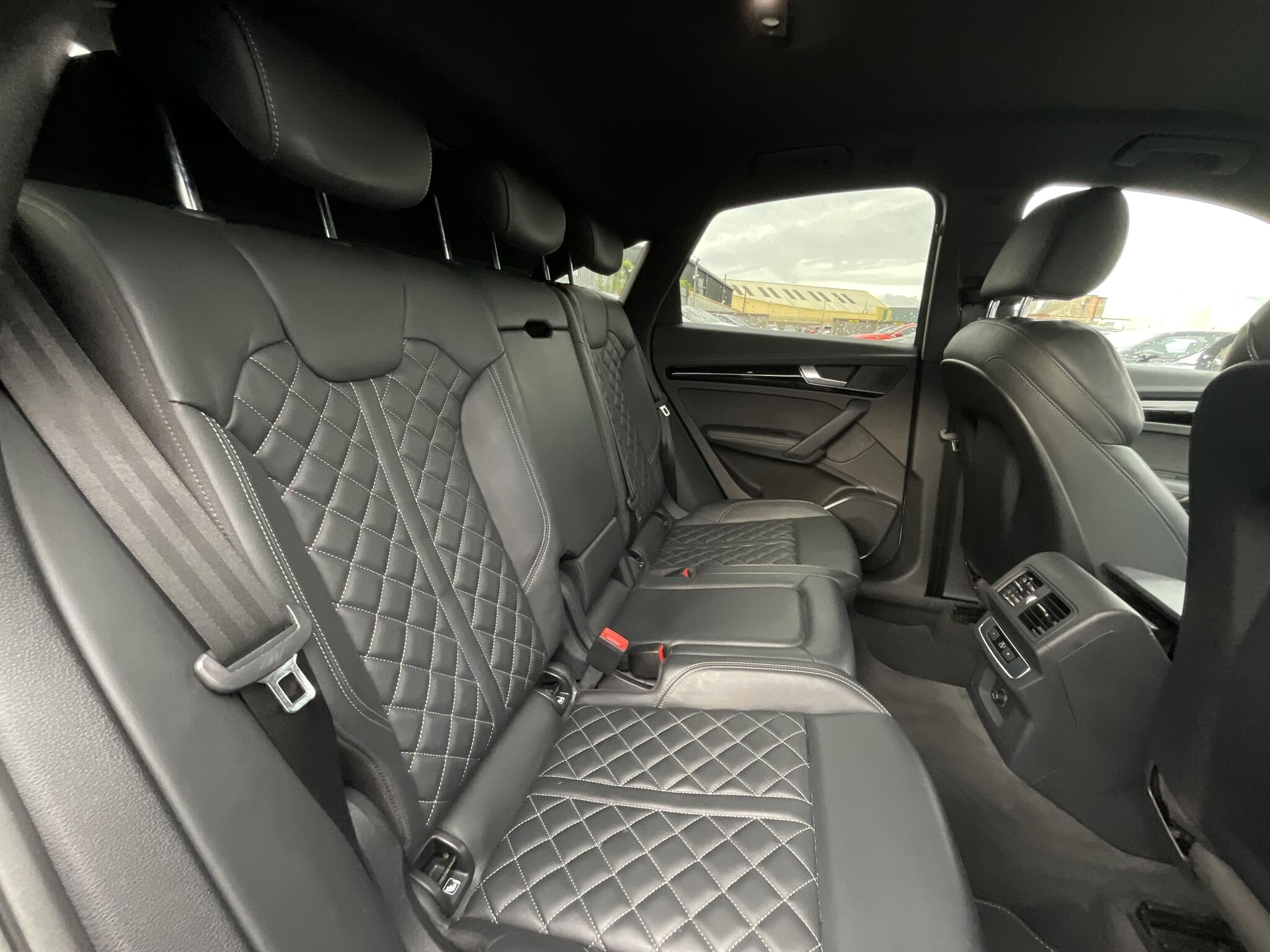 Audi Q5 view 11