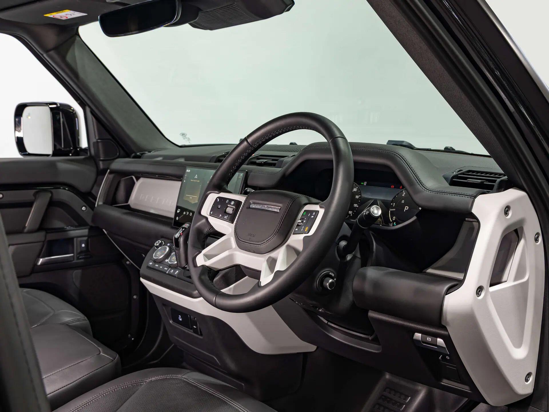 Land Rover Defender 110 view 19