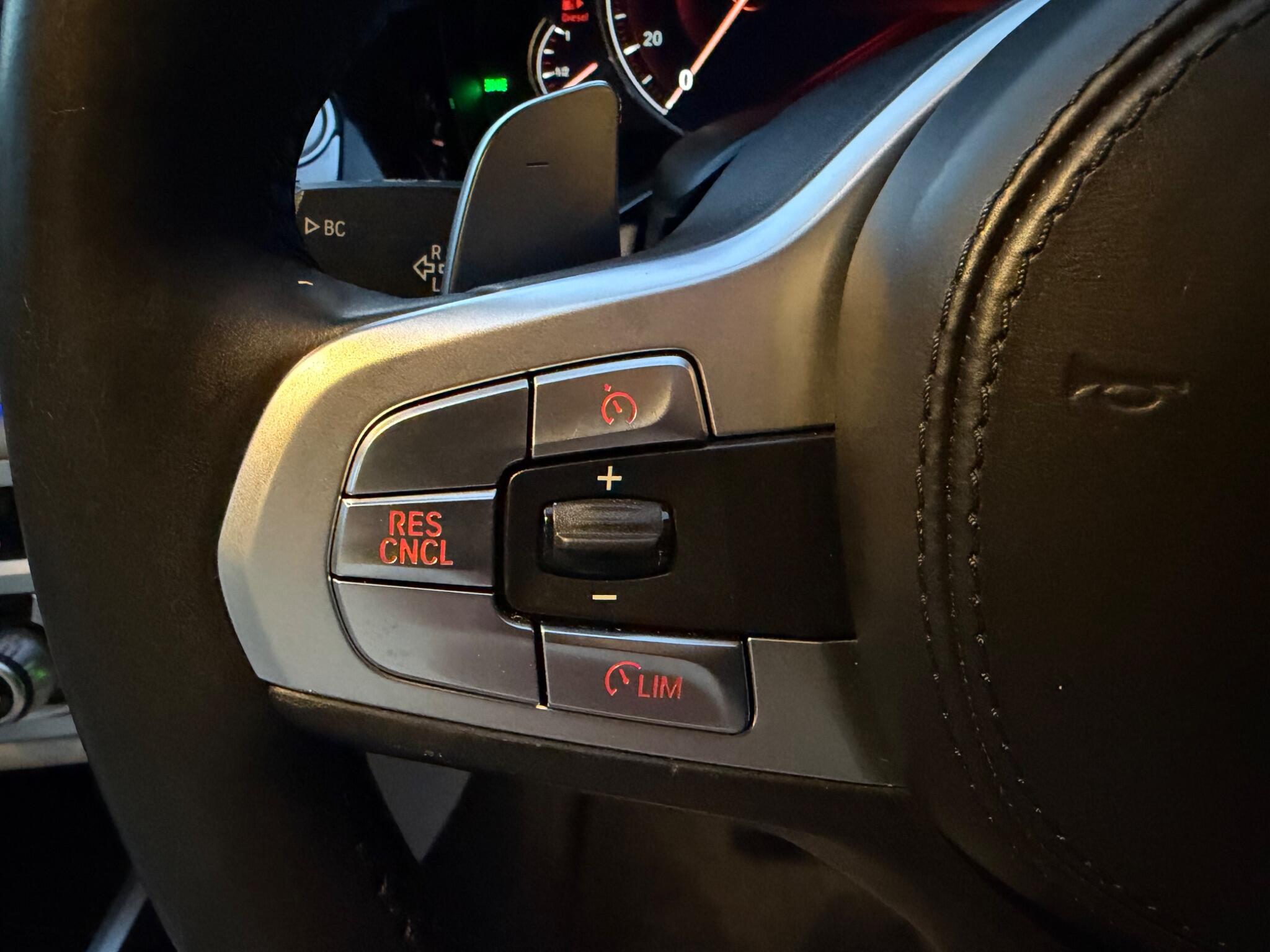 BMW 7 Series view 25