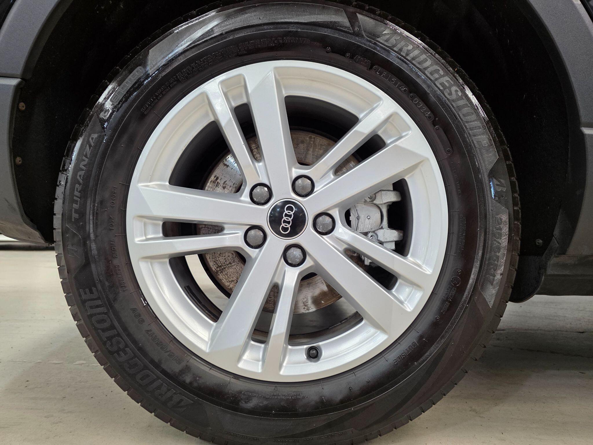 Audi Q3 view 32
