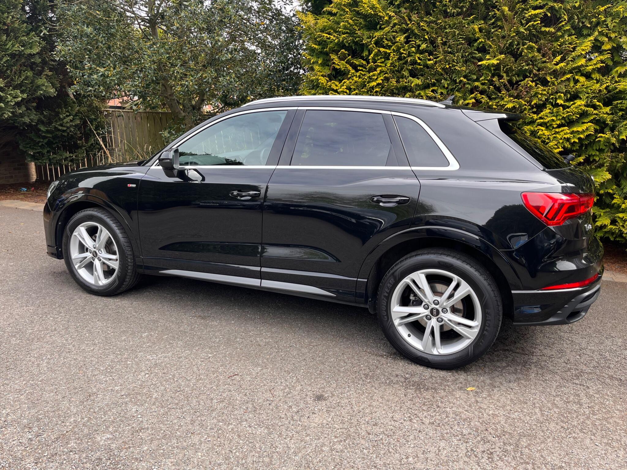 Audi Q3 view 9