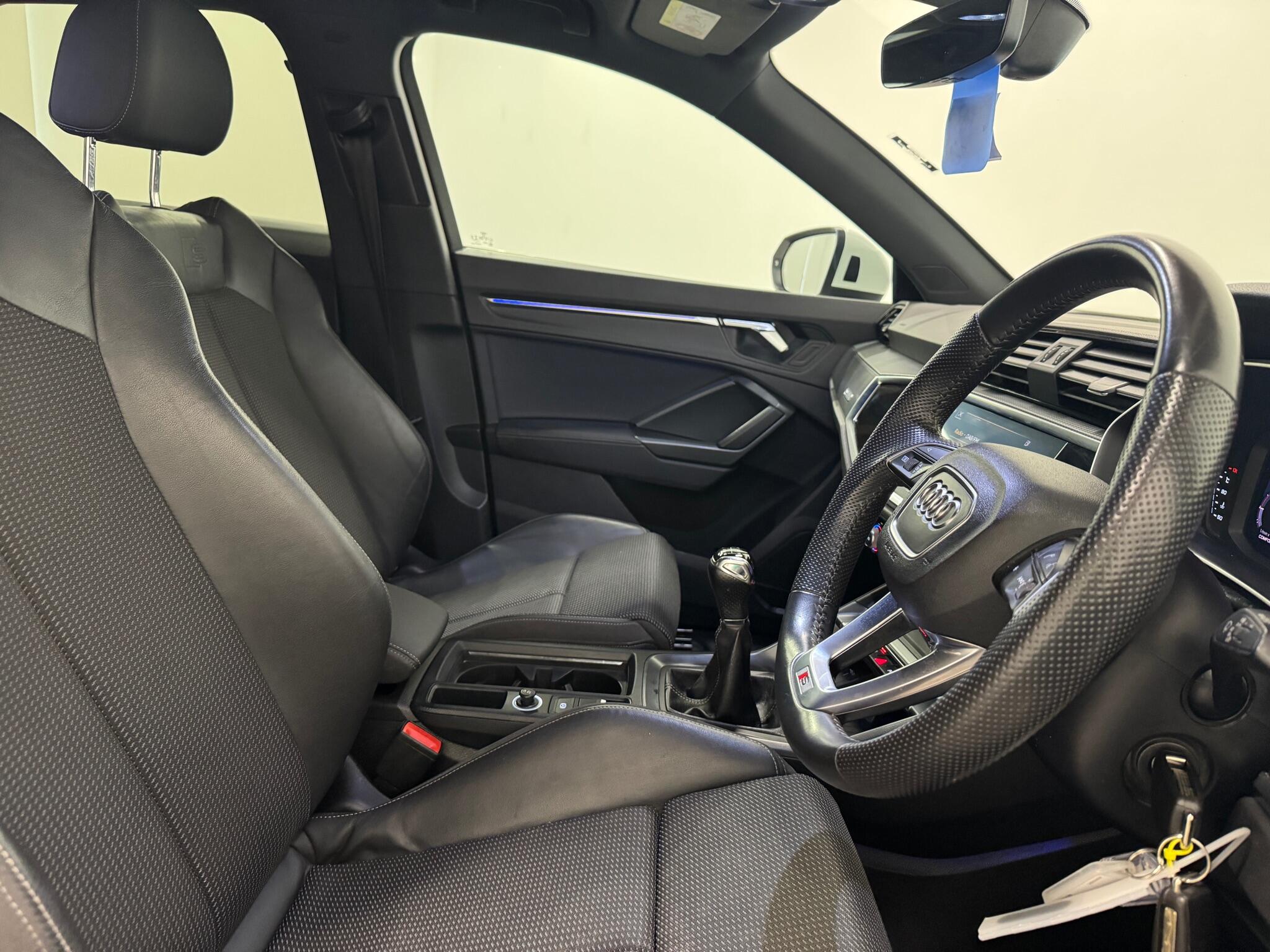 Audi Q3 view 10
