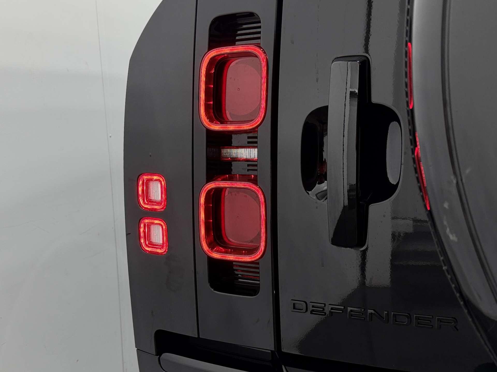 Land Rover Defender view 25