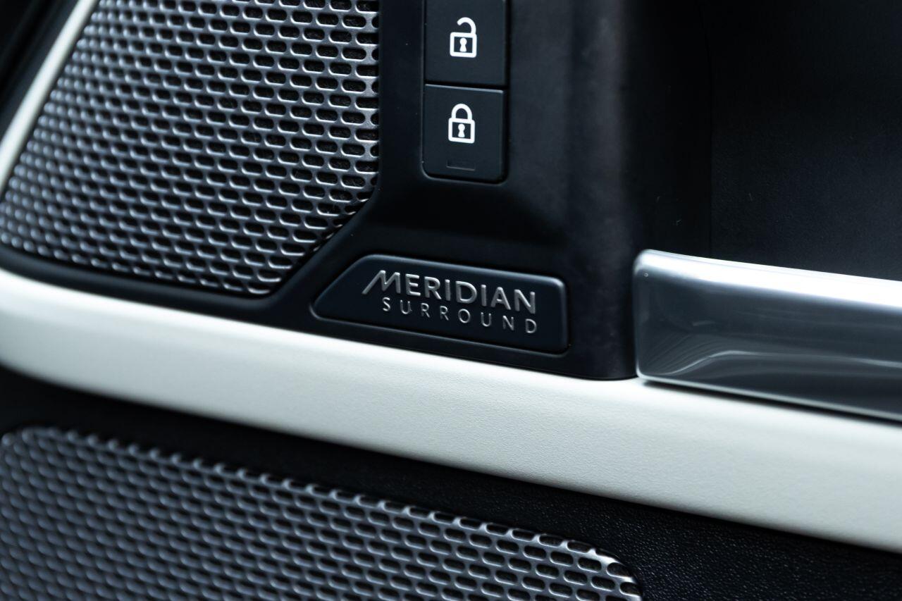 Land Rover Defender 110 view 50