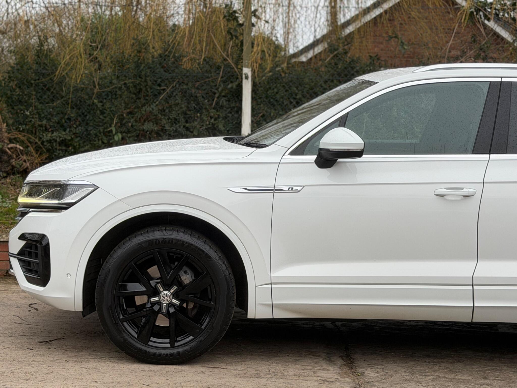 Volkswagen Touareg view 13