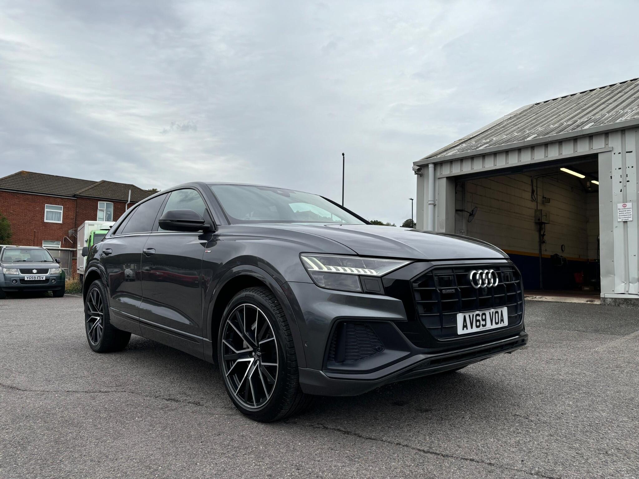 Audi Q8 view 5