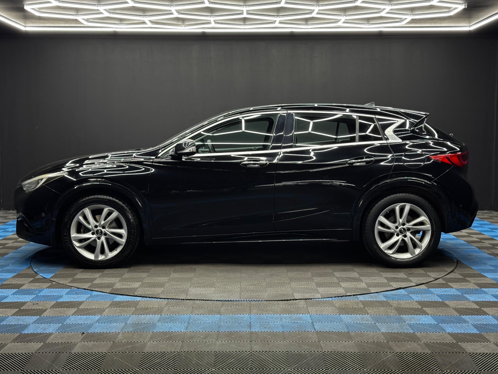 Infiniti Q30 view 8