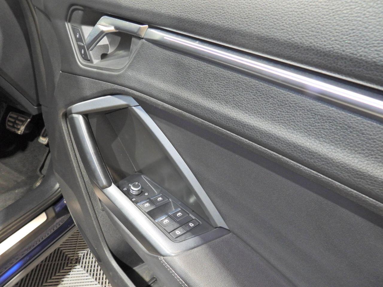 Audi Q3 view 32