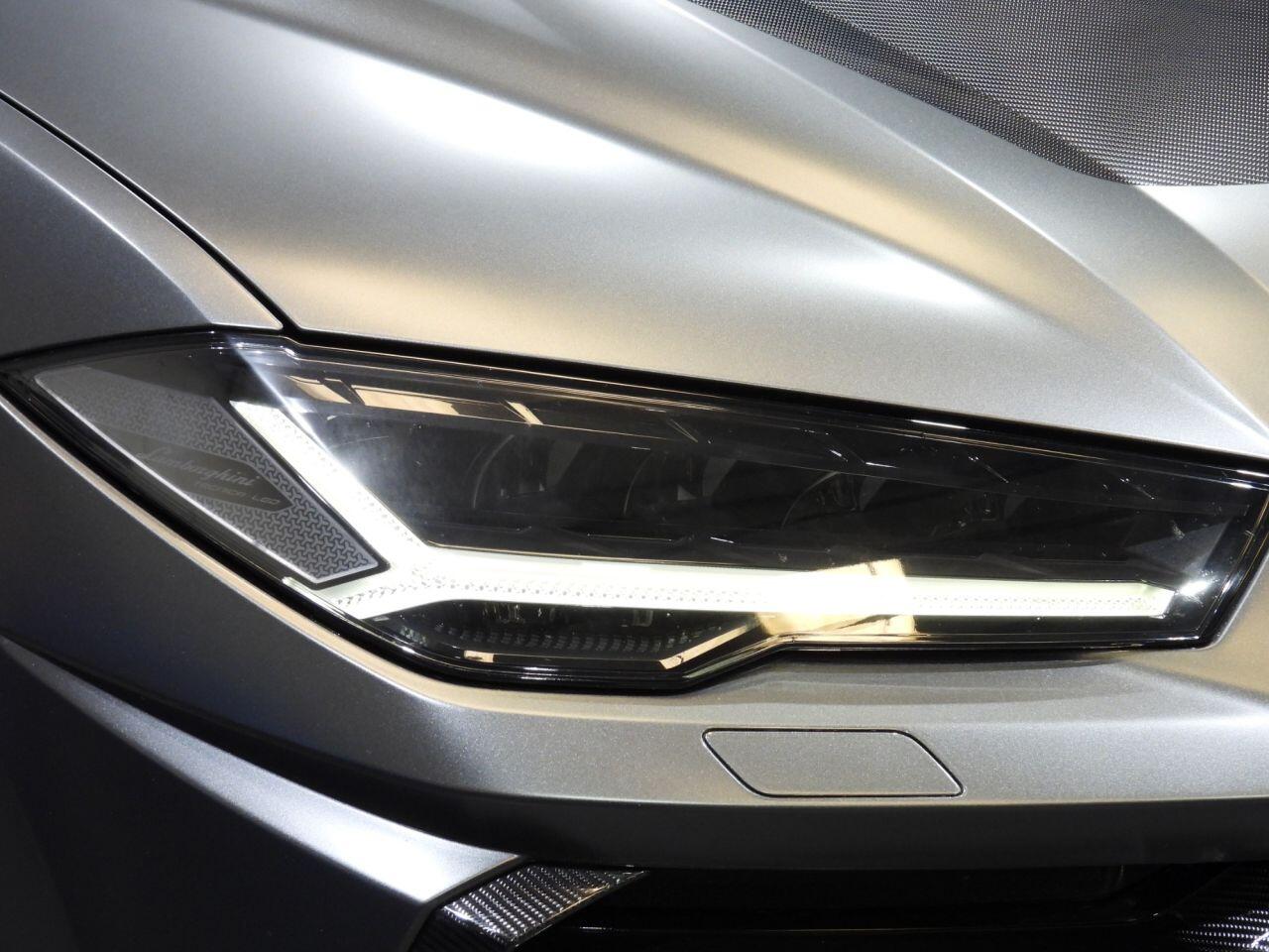 Lamborghini Urus view 8