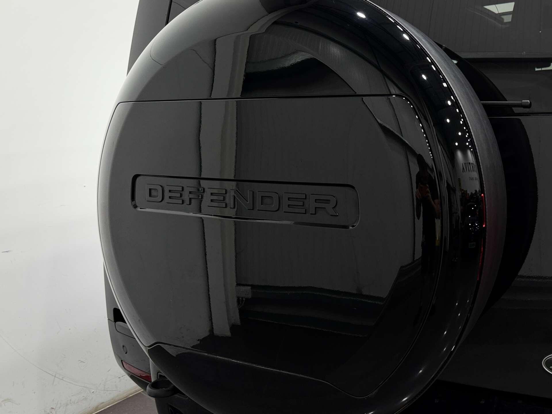 Land Rover Defender view 24