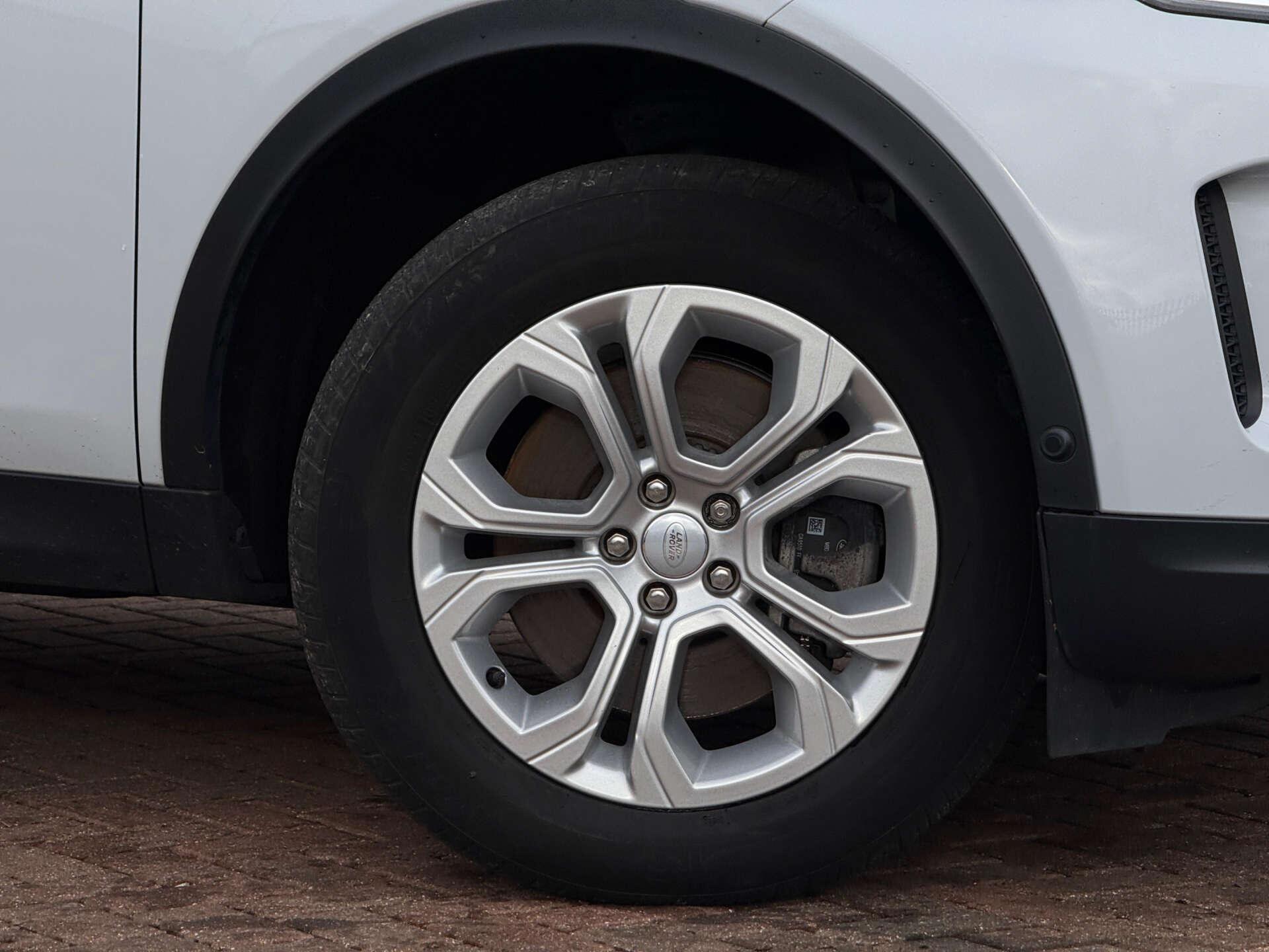 Land Rover Discovery Sport view 22