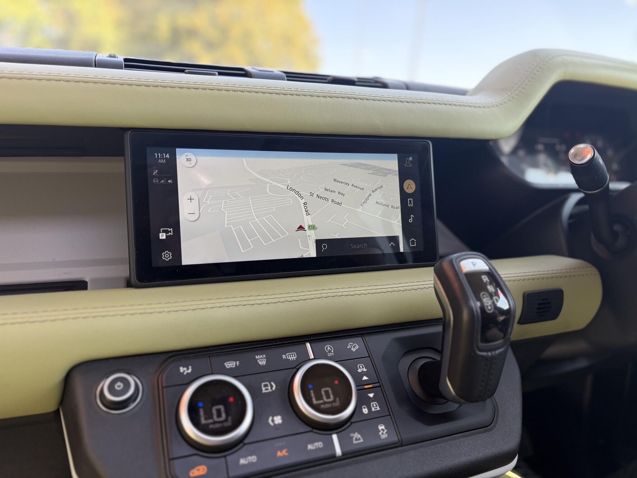 Land Rover Defender 110 view 25