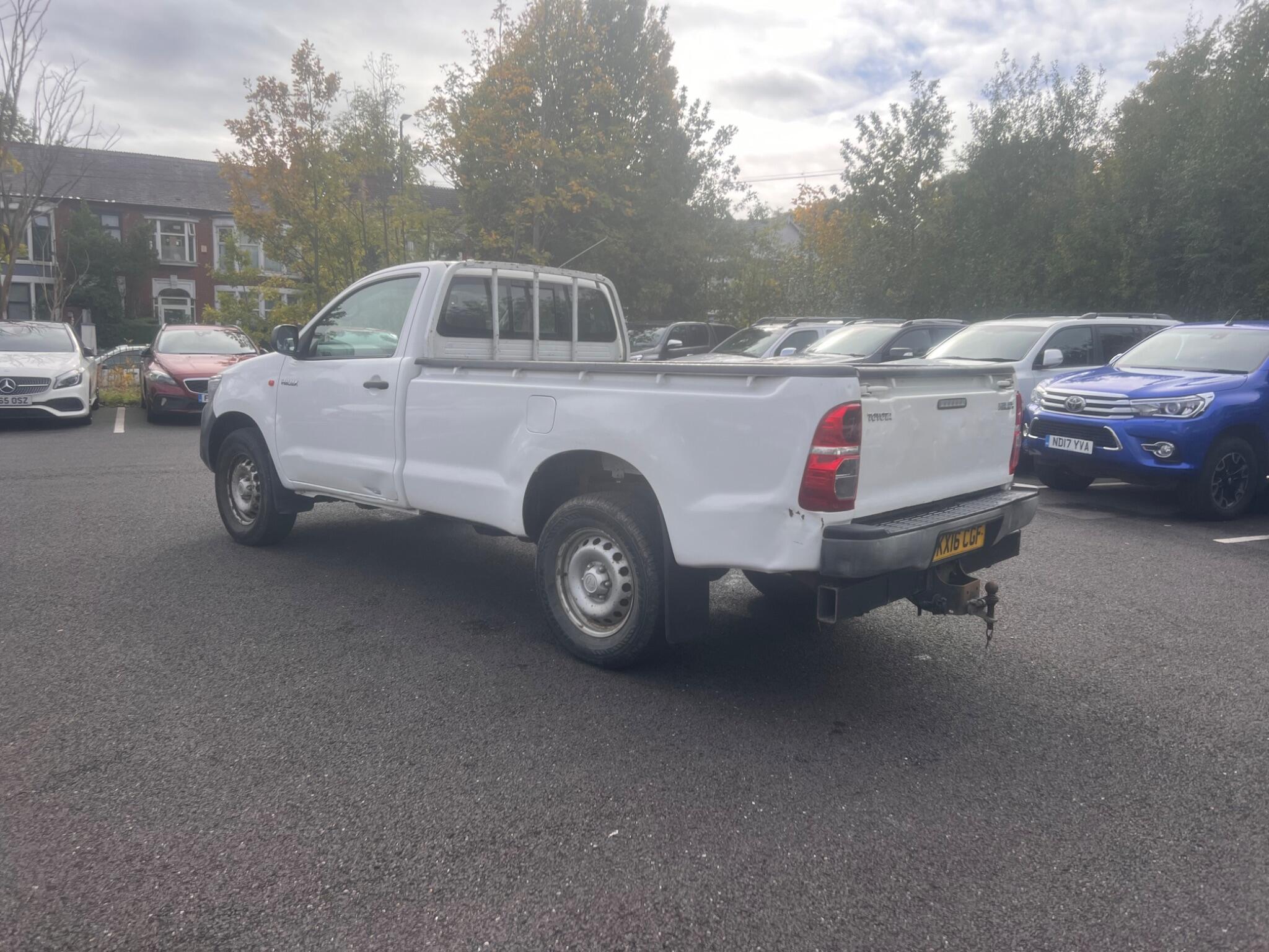 2016 Toyota Hilux 2.5 D-4D Active 4WD Euro 5 2dr • 115,029 miles image 5
