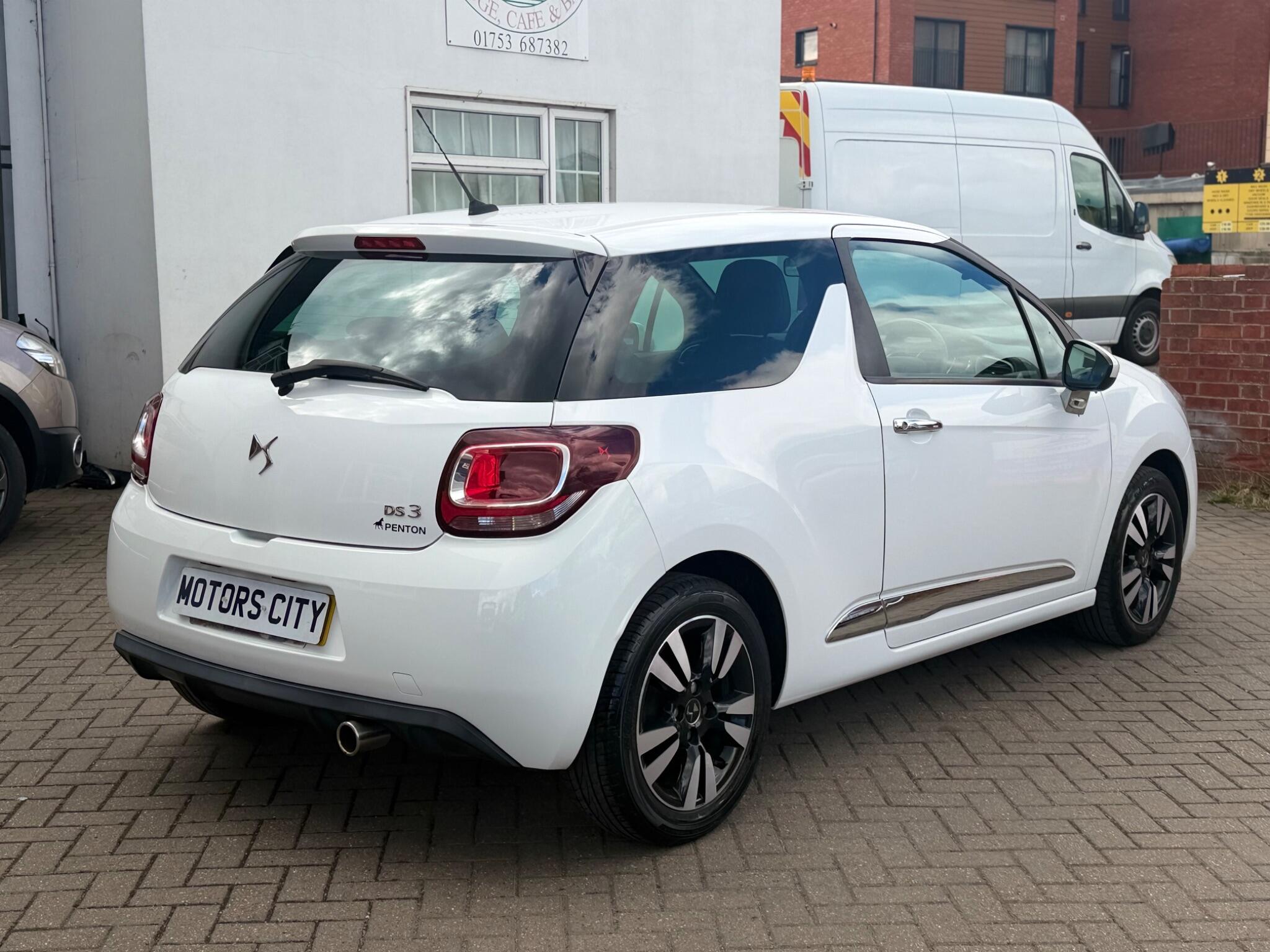 DS Automobiles DS 3 view 9