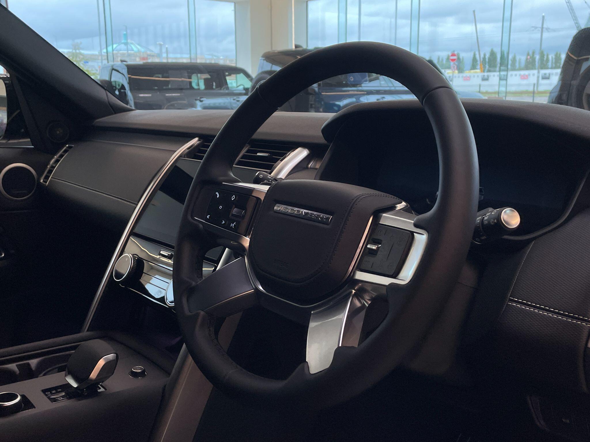 Land Rover Discovery view 30