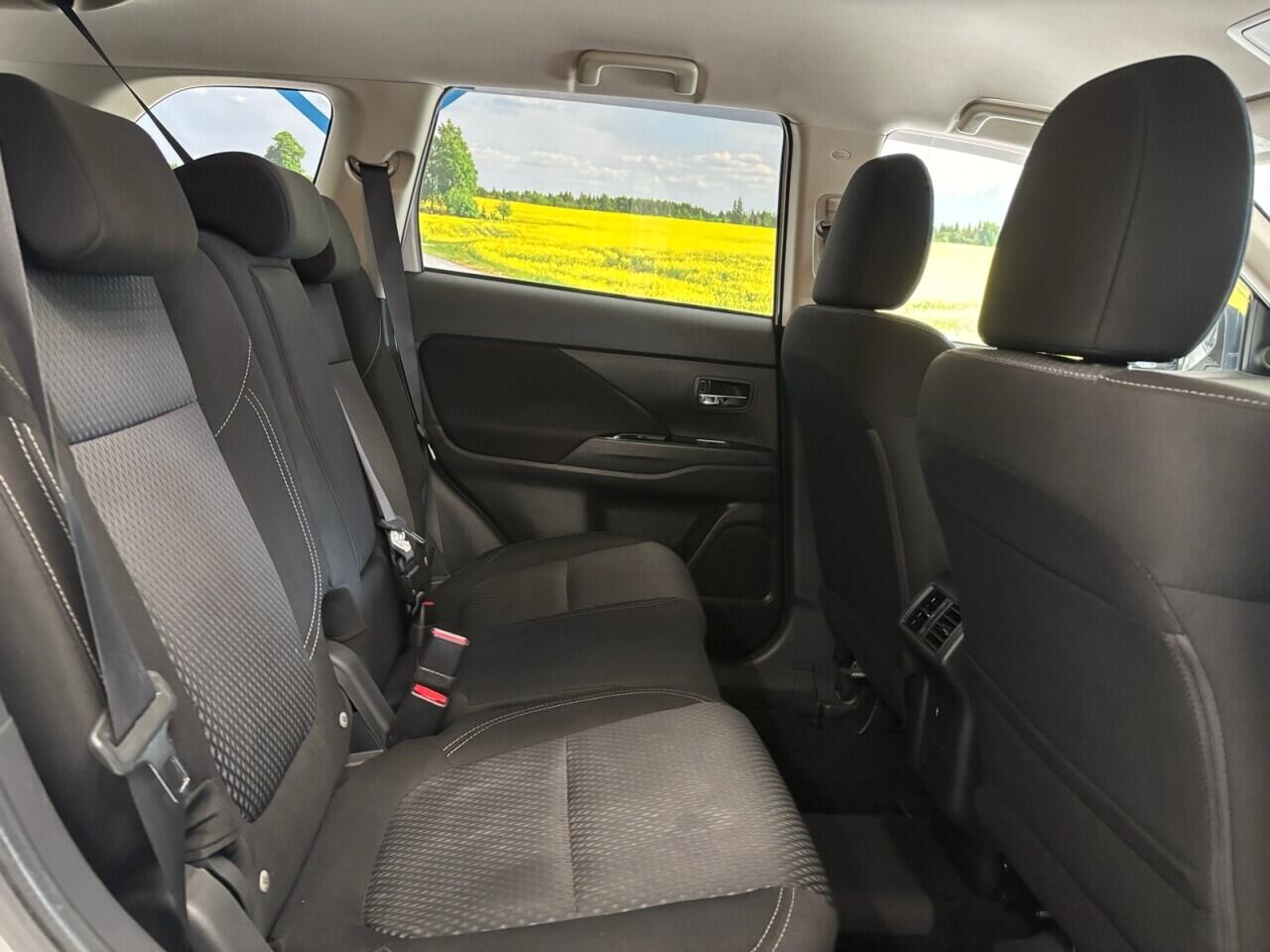 Mitsubishi Outlander view 20