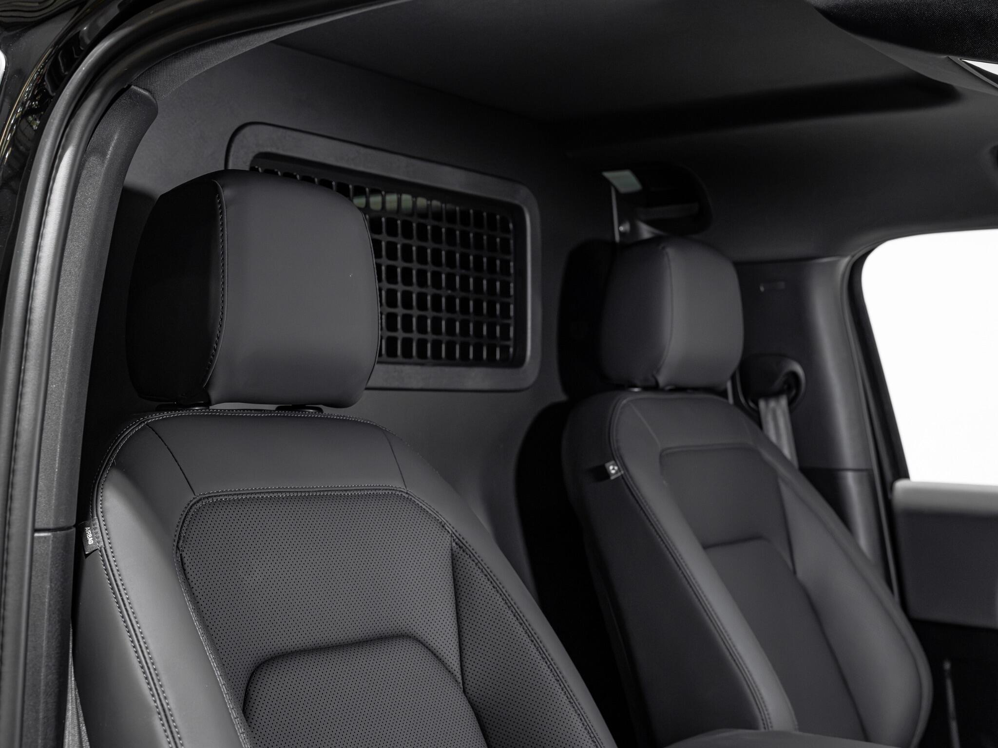 Land Rover Defender 90 view 21