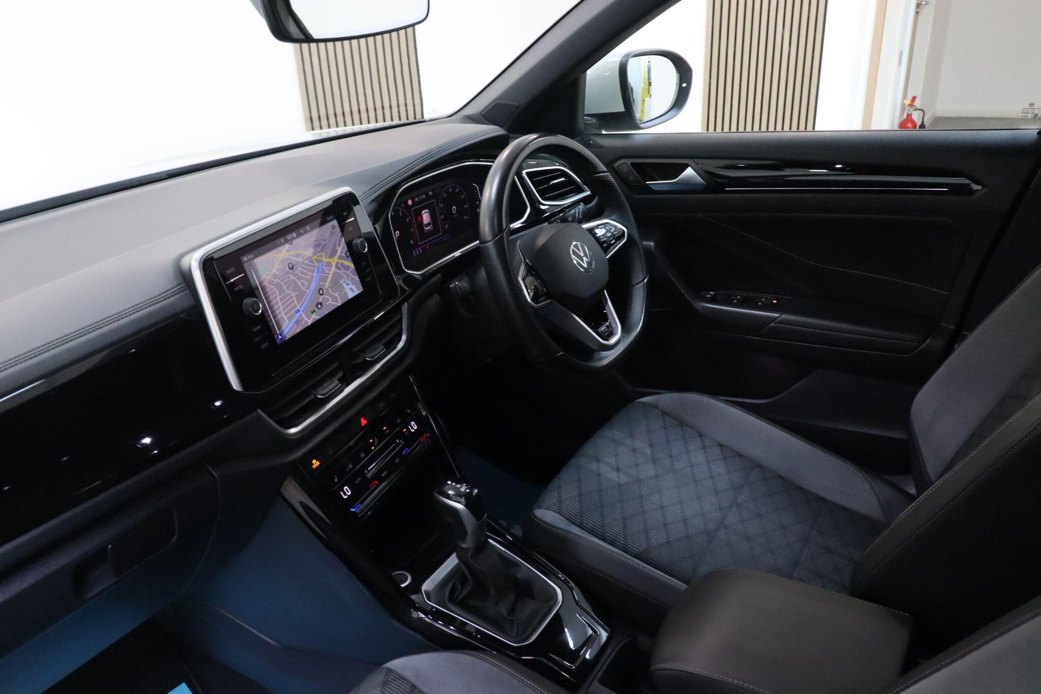 Volkswagen T-Roc view 11