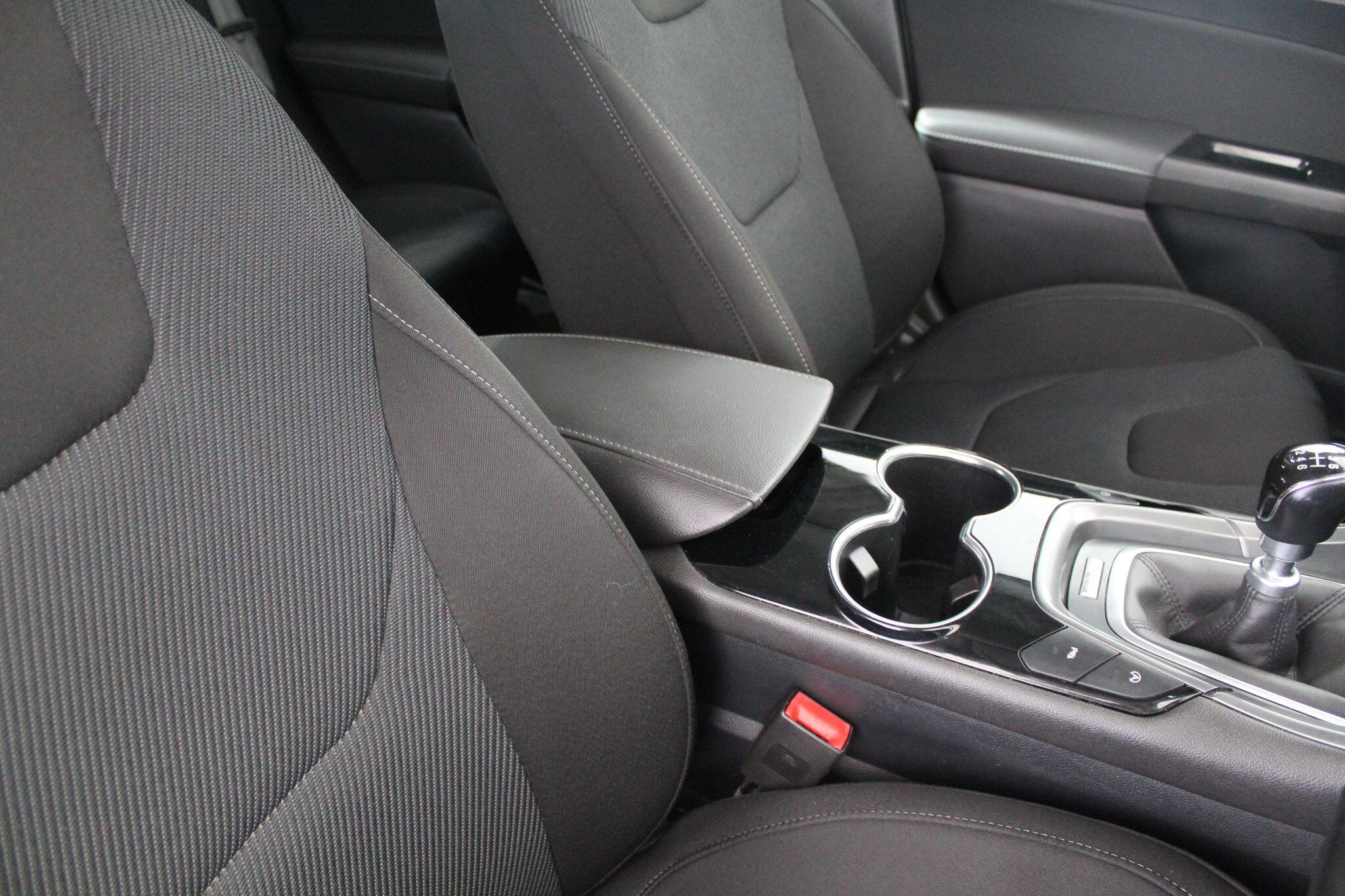 Ford Mondeo view 41