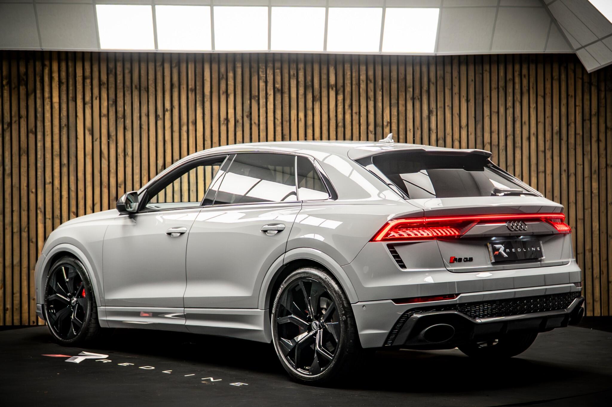 Audi RS Q8 view 3