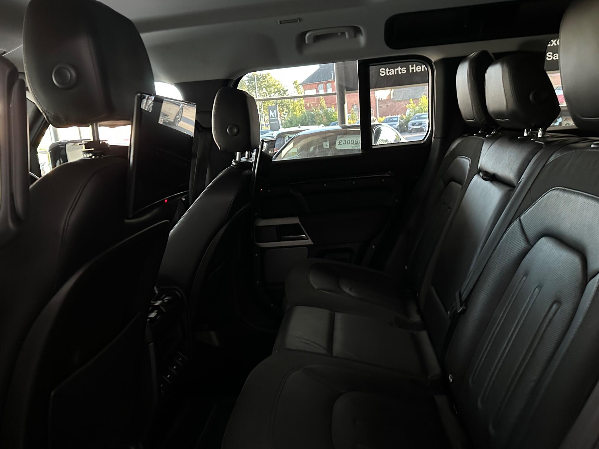 Land Rover Defender 110 view 39