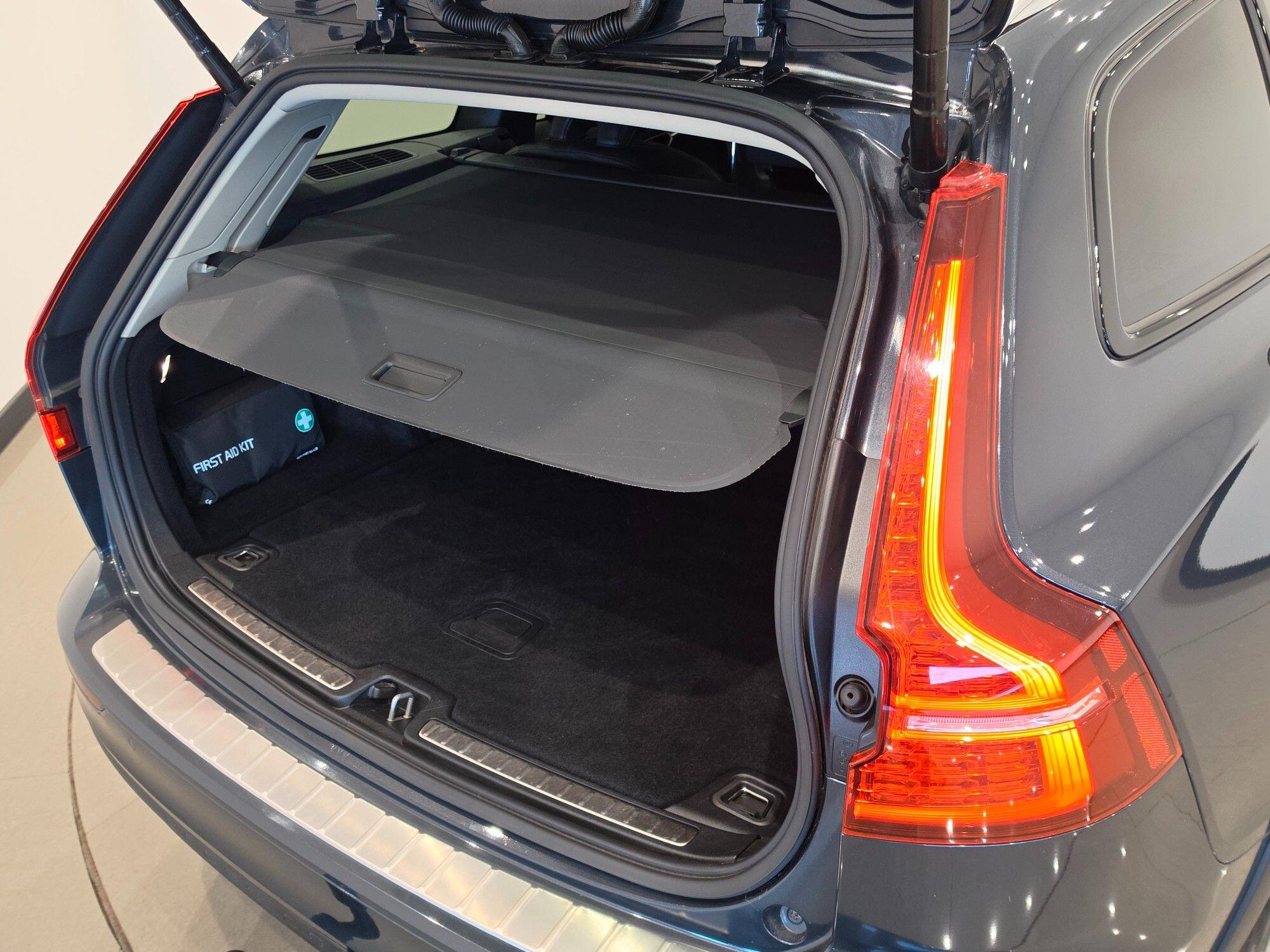 Volvo V60 Cross Country view 55