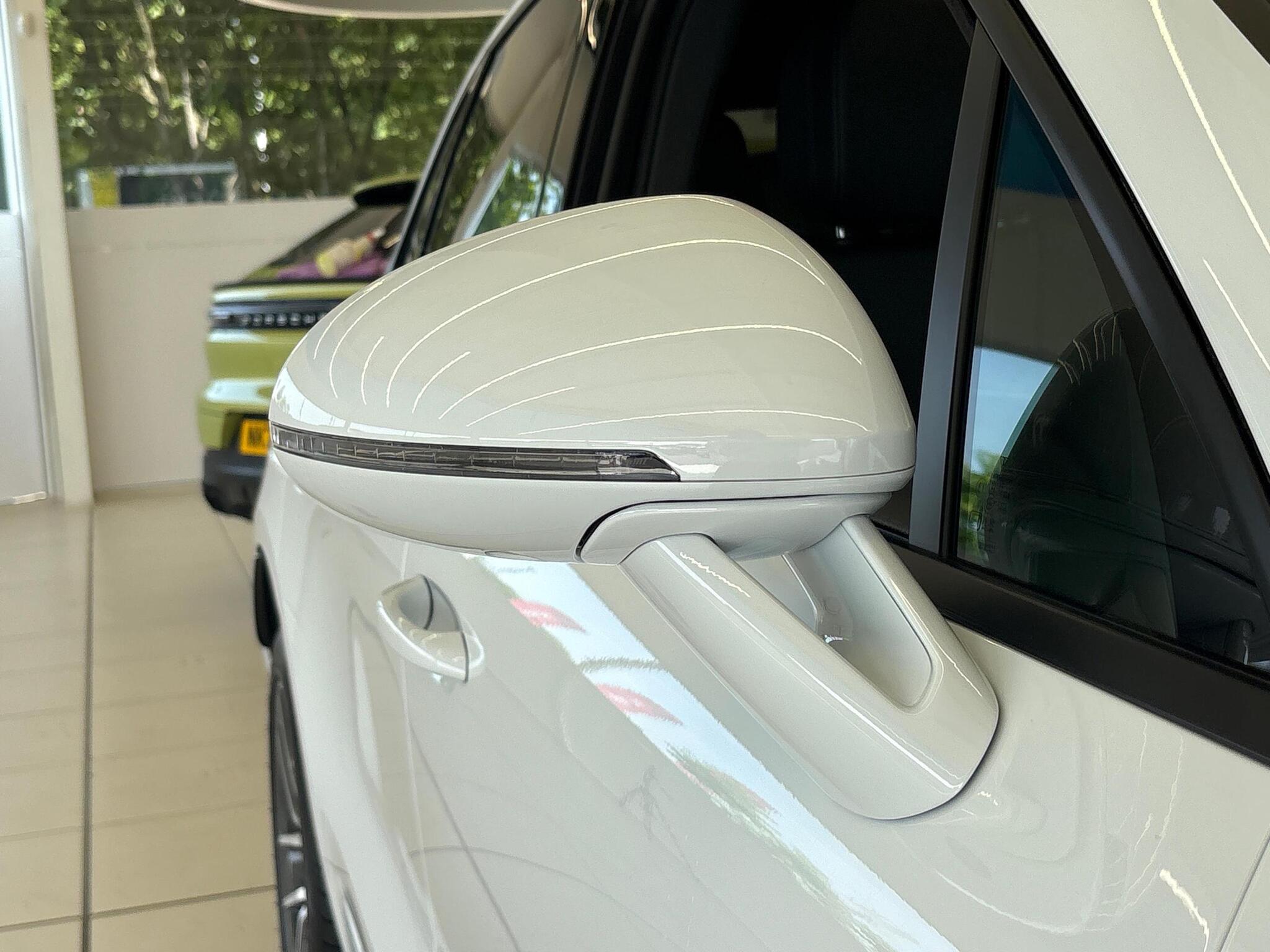 Porsche Macan view 22
