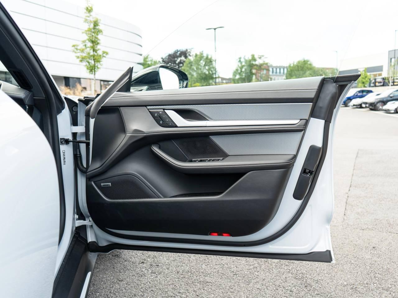 Porsche Taycan view 31