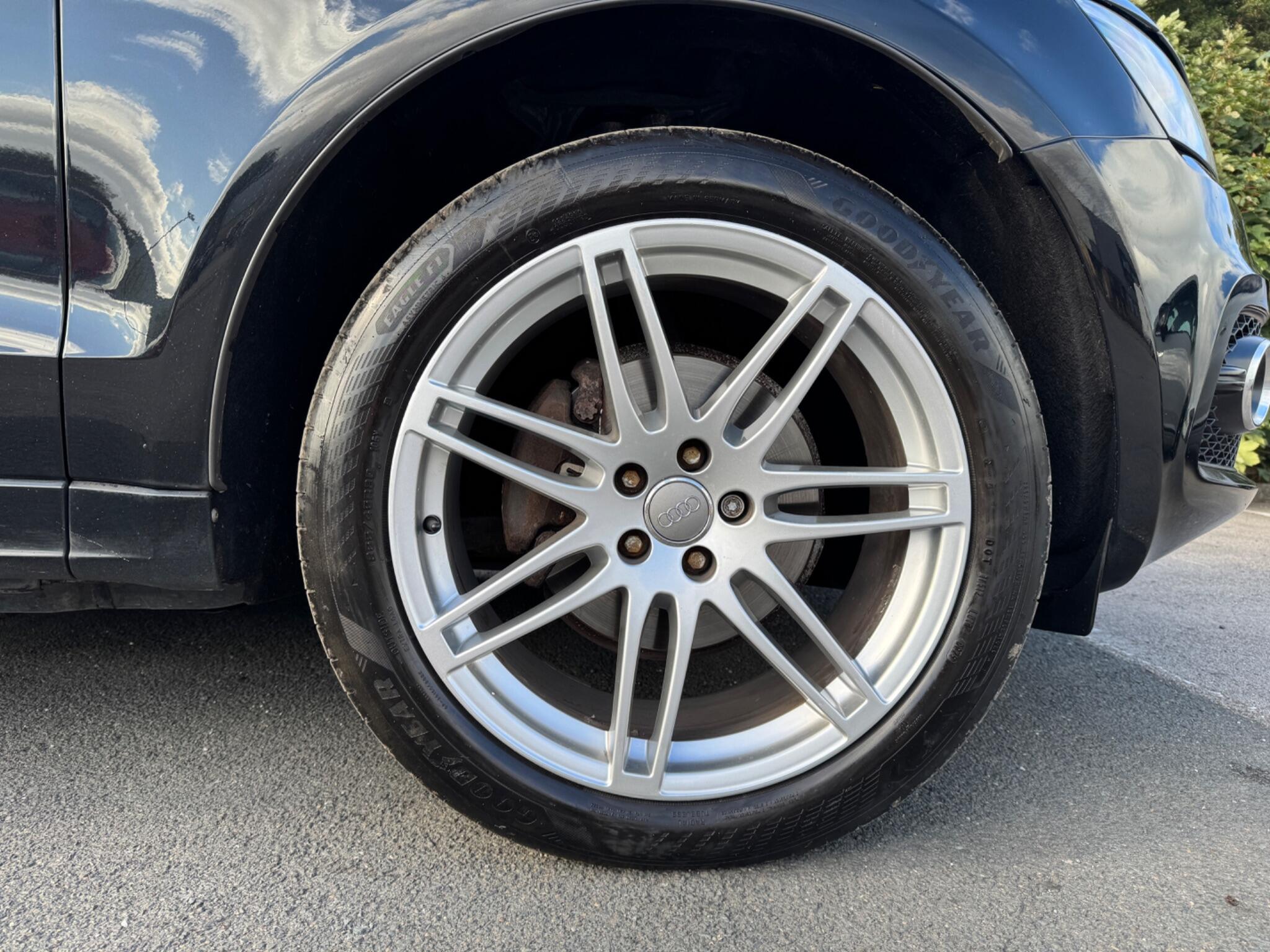 Audi Q5 view 12
