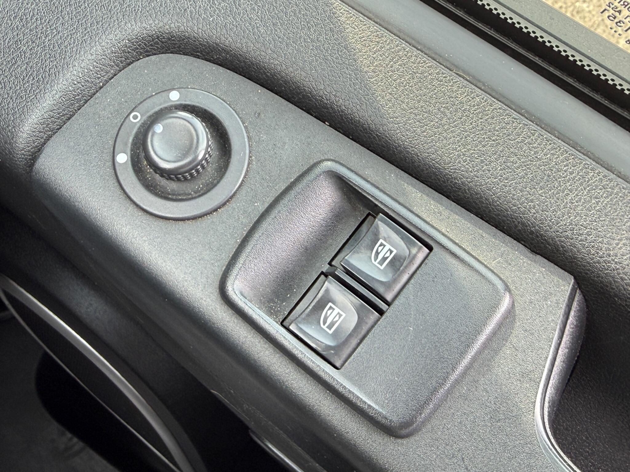 Vauxhall Vivaro - Image 32