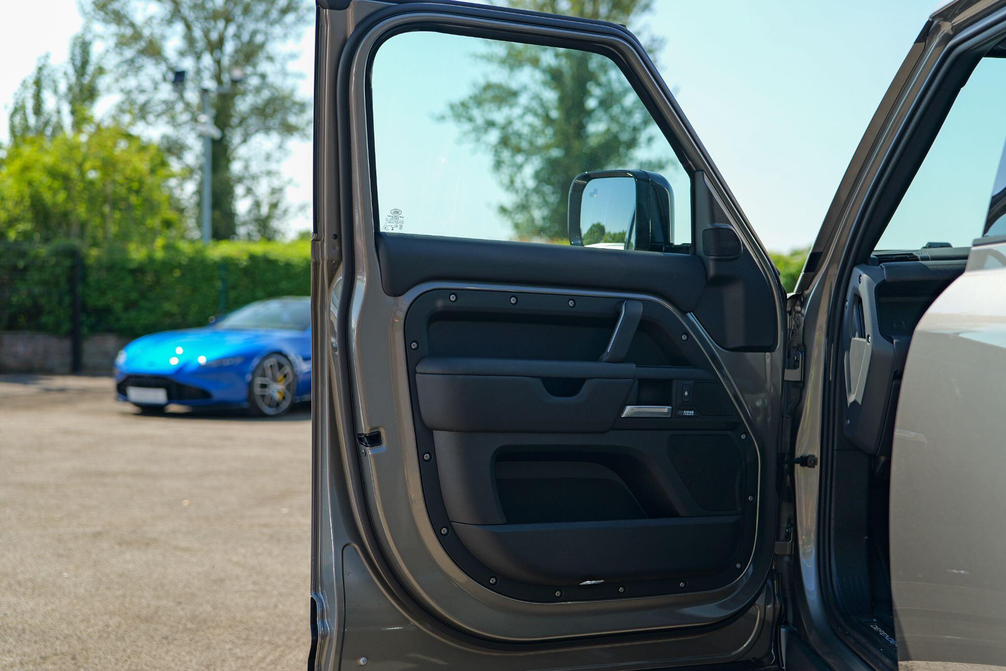 Land Rover Defender 110 view 28
