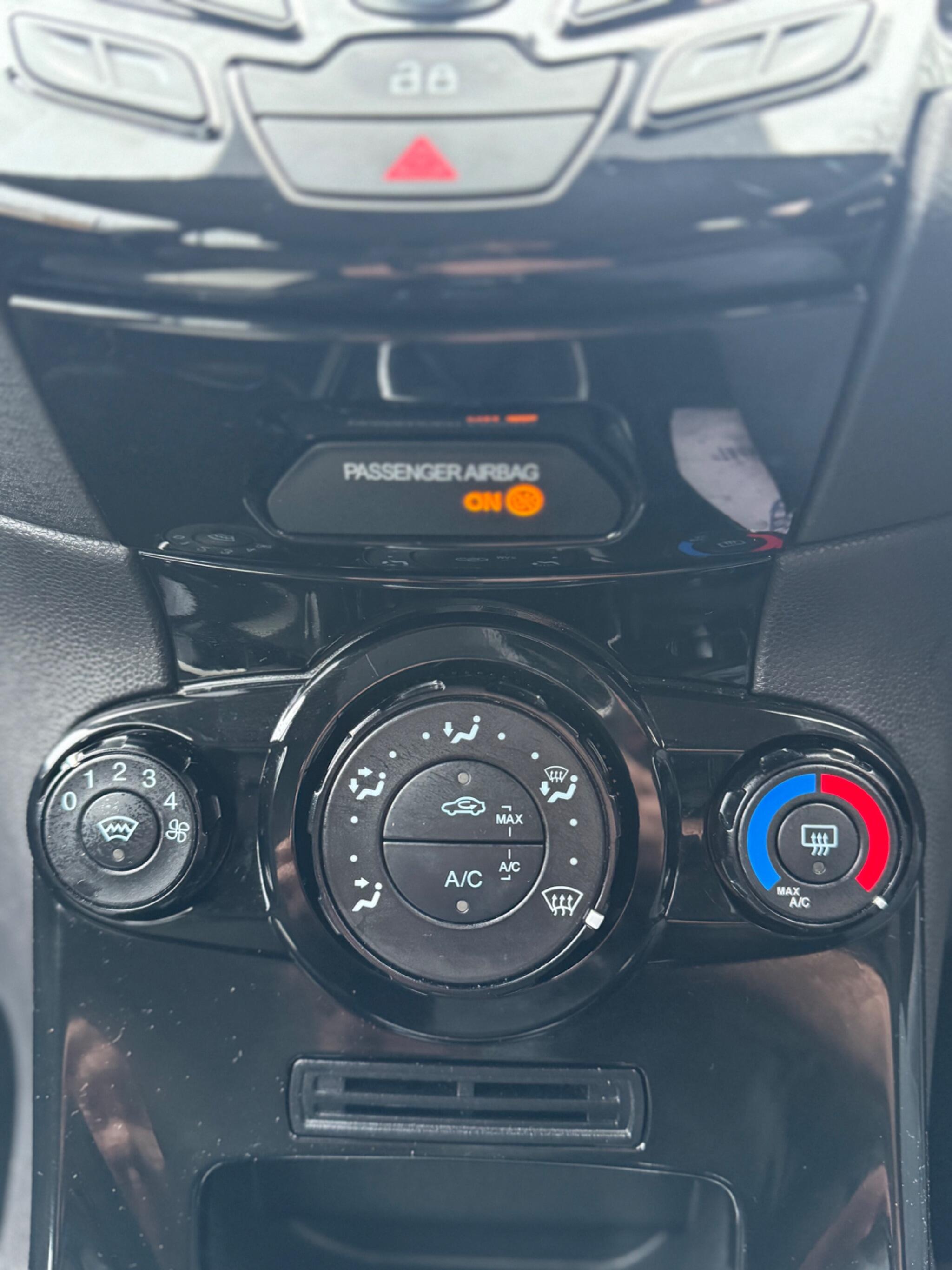 2014 Ford Fiesta 1.5 TDCi Zetec Euro 5 5dr image 10