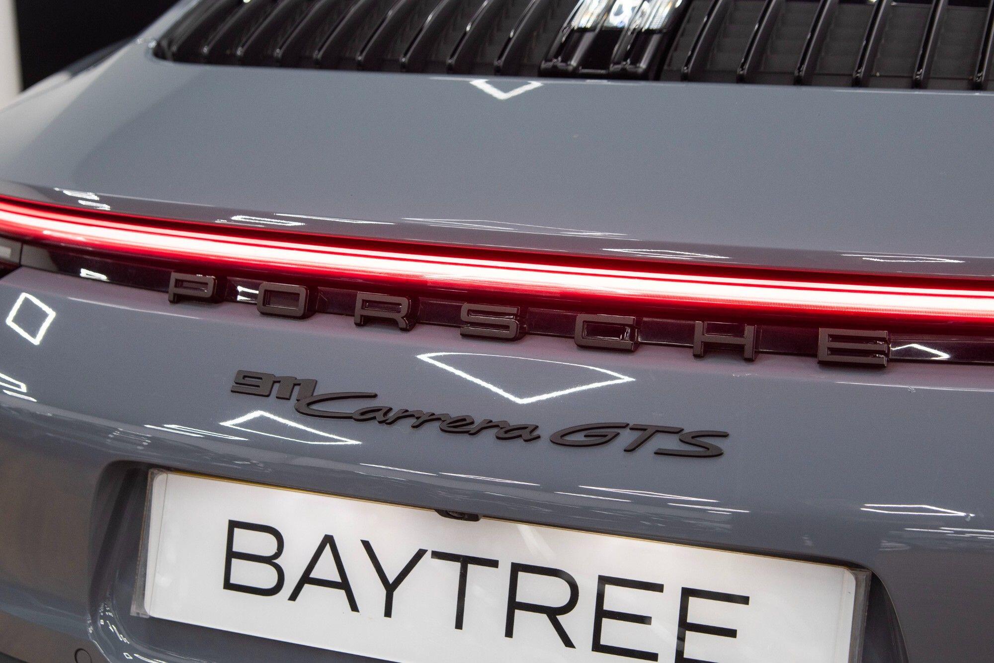 Porsche 911 view 26