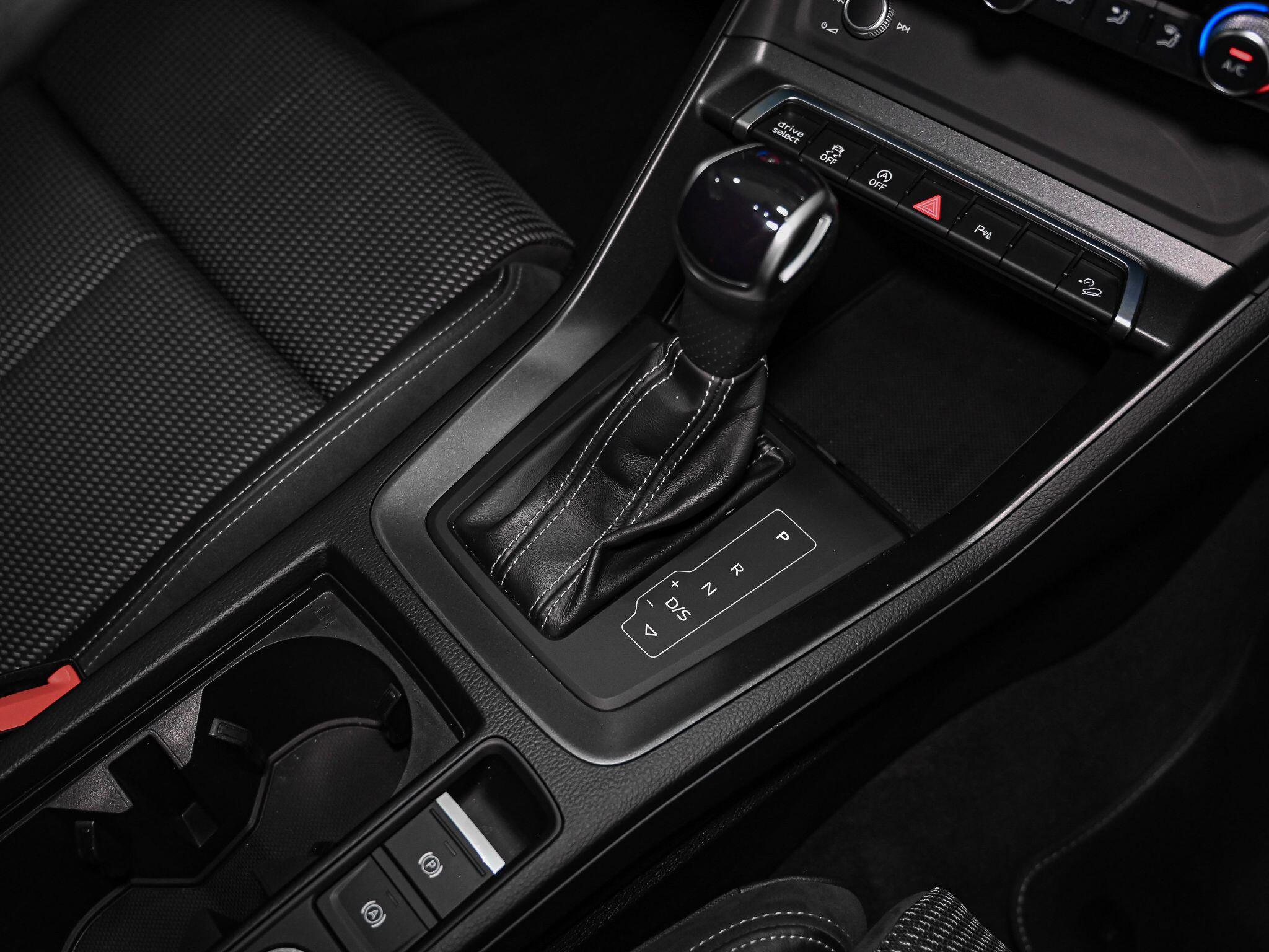 Audi Q3 view 10